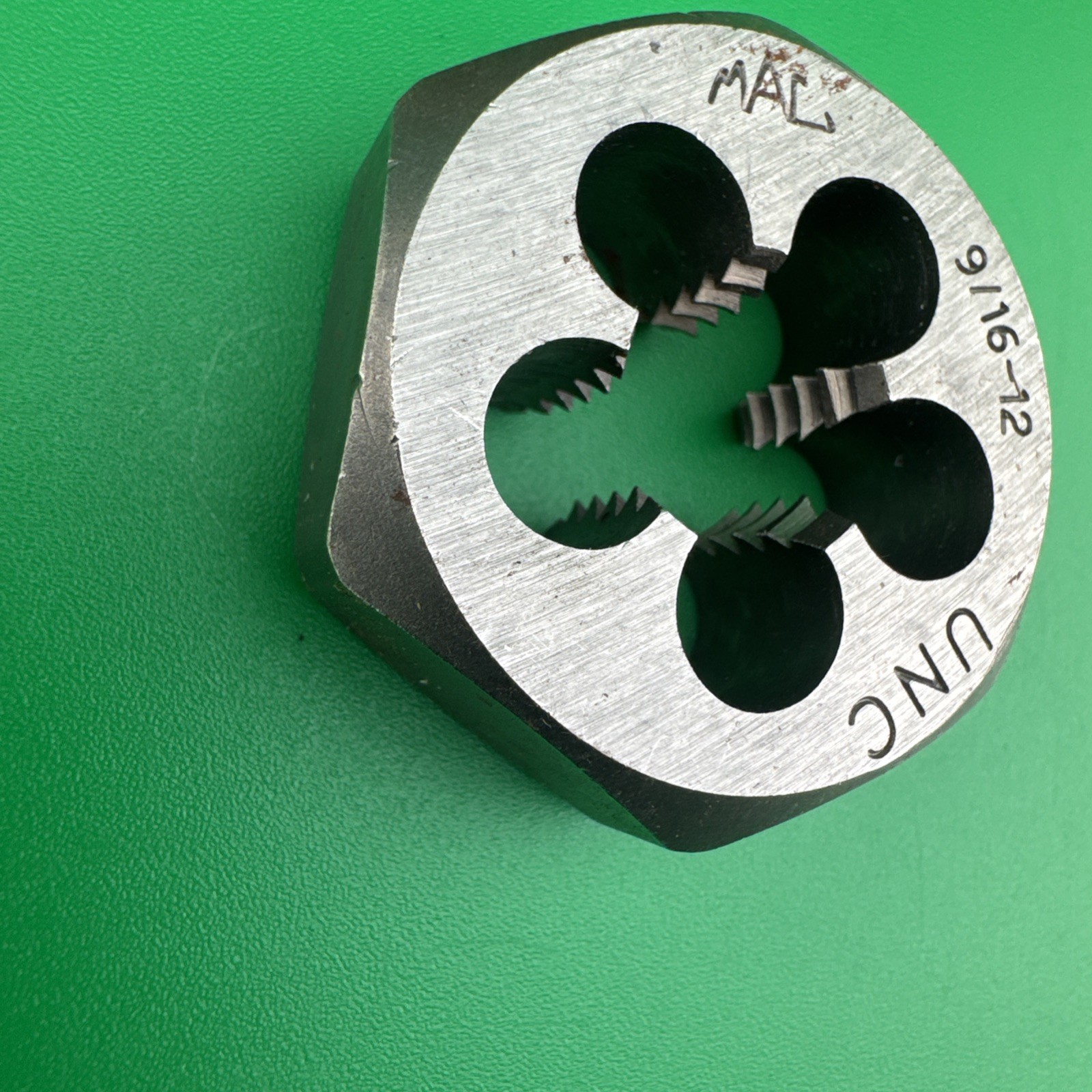 Mac Tools 6848DIA SAE Hexagonal Die 9/16″-12 NC – 1/7/16″ Shank