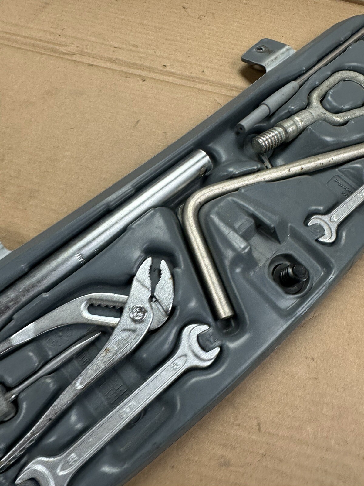 BMW E46 TRUNK TOOL KIT HOLDER 330 325 323 328 Sedan Coupe OEM