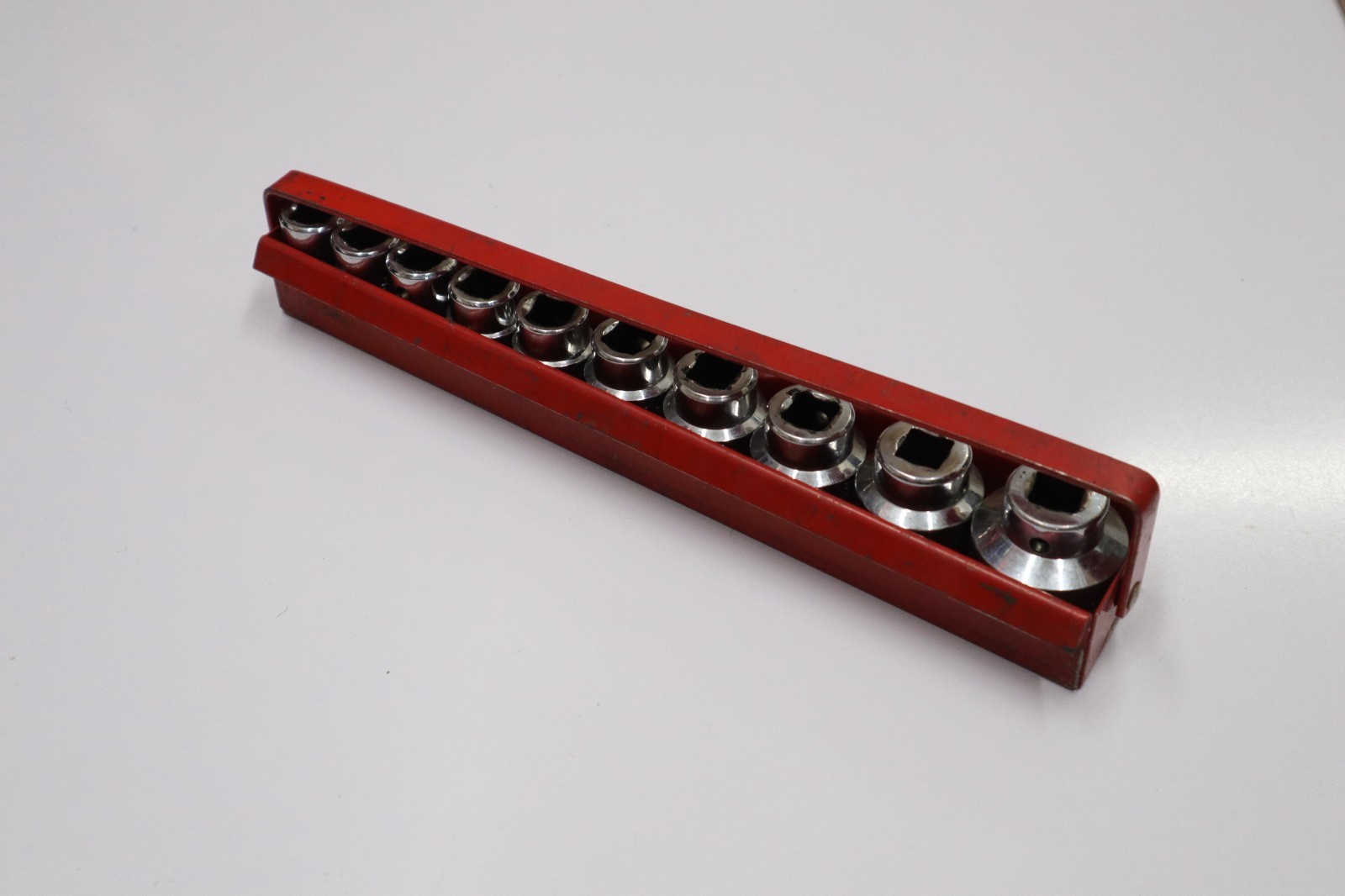 MAC TOOLS 1/2″ DR 8PC SAE 8PT CHROME SOCKET SET IN METAL TRAY #SV108TR 1/2″-1″