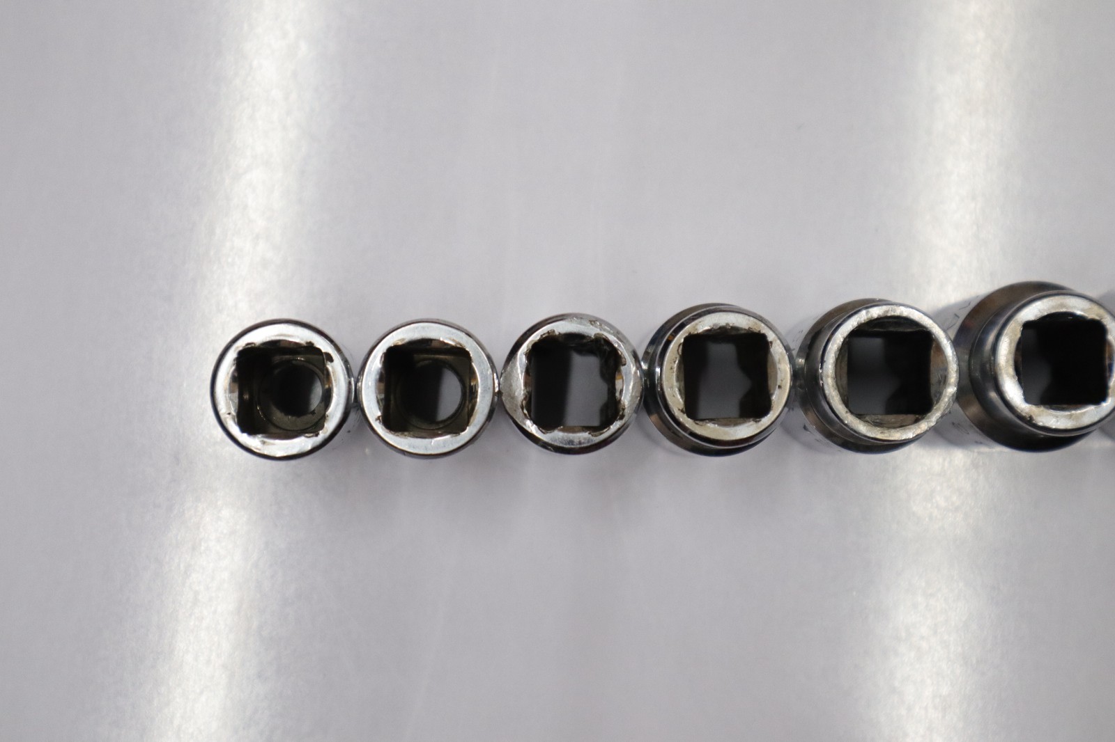 MAC TOOLS 1/2″ DR 8PC SAE 8PT CHROME SOCKET SET IN METAL TRAY #SV108TR 1/2″-1″