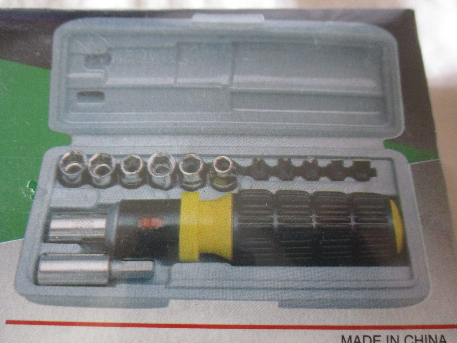 15pcs Pocket Size Screwdriver & Socket Set 1/4″ Drive Bit & Socket Set &Case