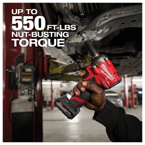 Milwaukee 2562-21 M12 FUEL Stubby 3/8″ Impact Wrench Kit, 550 Foot-Pounds