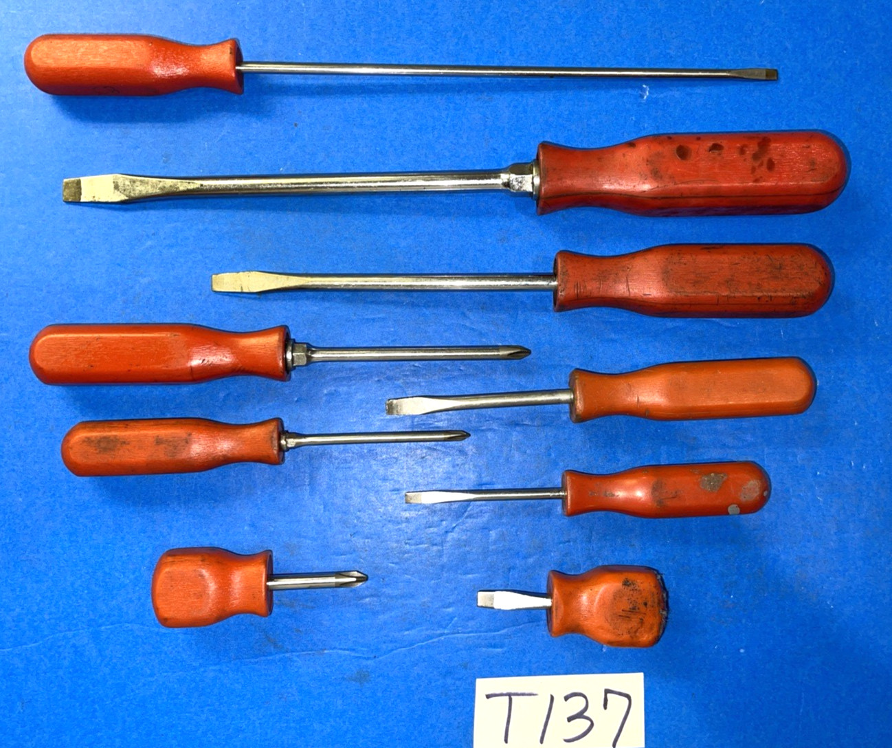MAC TOOLS VINTAGE 9 PIECE ASSORTED RED HARD HANDLE SCREWDRIVER SET