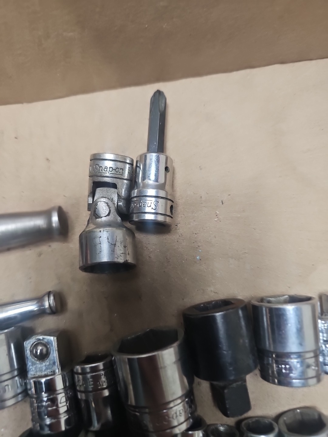 P43- 40 pieces of SNAP ON TOOLS – Sockets, Adapters, Etc 1/4 & 3/8″ Dr