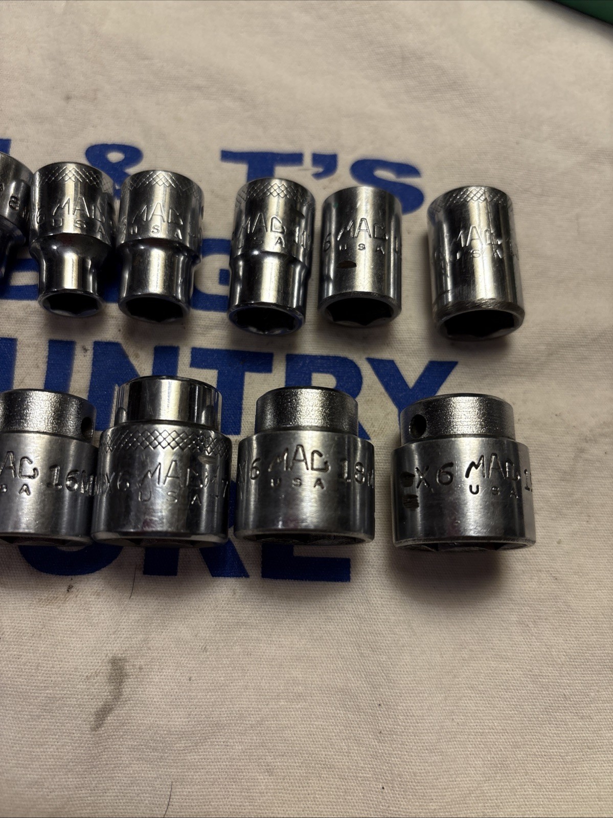 Mac Tools USA 3/8″ Dr 6pt 14pc Metric Chrome Socket Set/Tray 6mm-19mm SXM146TR
