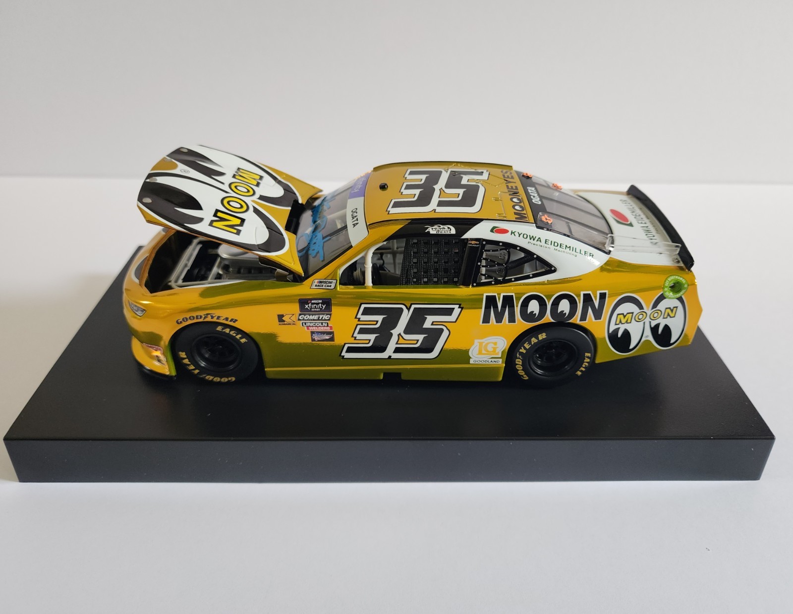 【Autographed】MOONEYES [Color Chrome] NASCAR Xfinity Camaro 1:24 scale