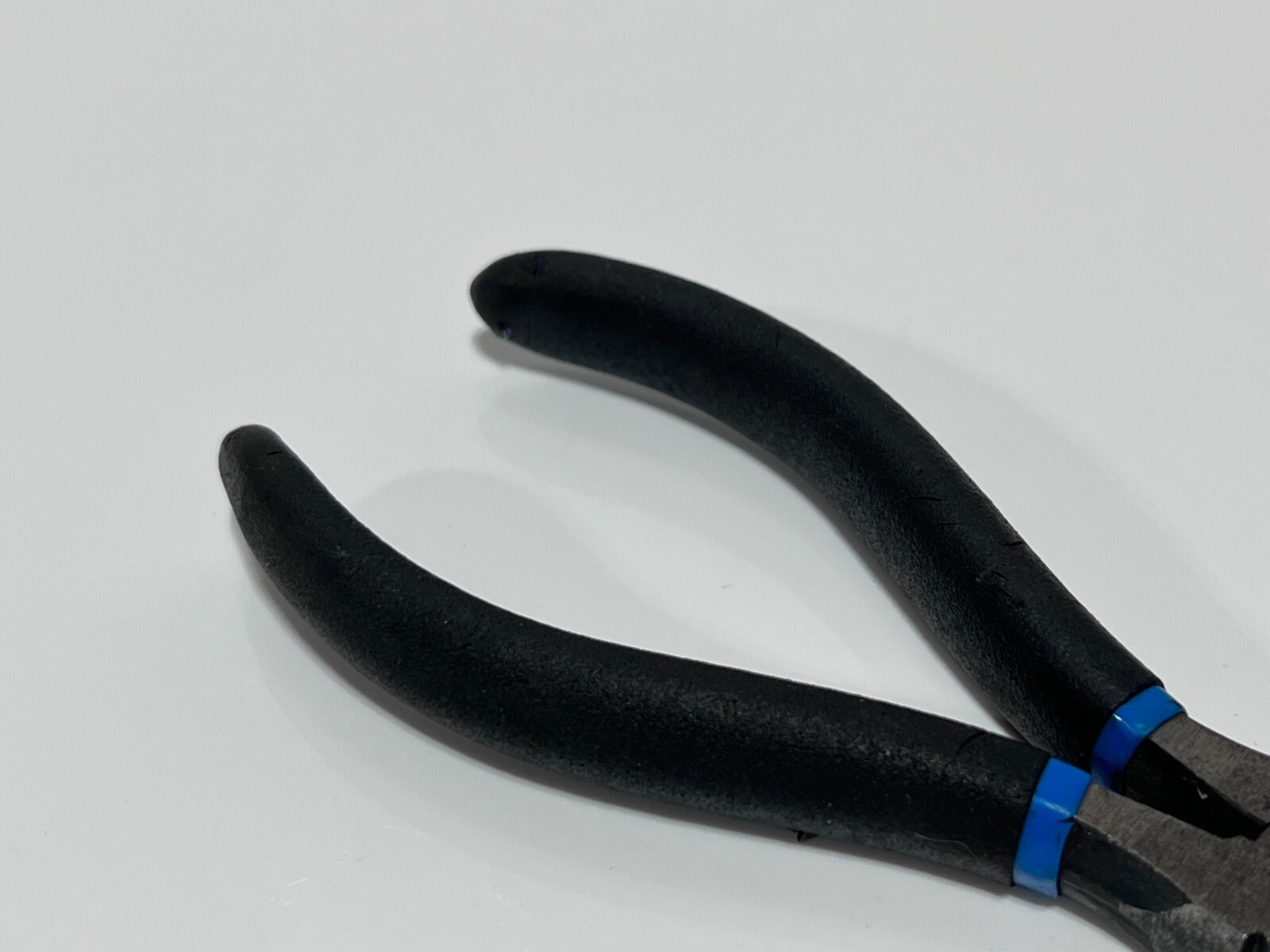 Armstrong Tools USA Made 67-401 Bent Nose Needle Nose Pliers – Black/Blue Grip