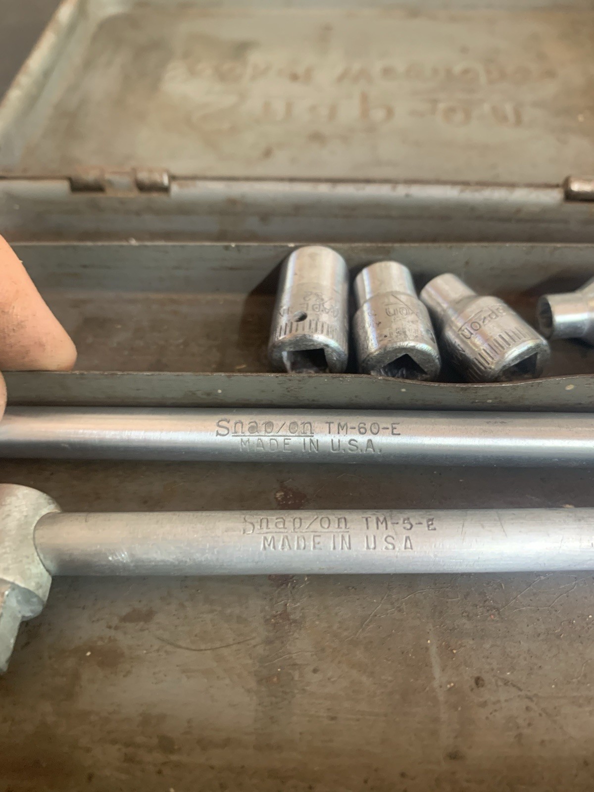 VTG Snap-On Metal Wartime 1/4 Dr Box, 4 Sockets,Extension & T Breaker Bar