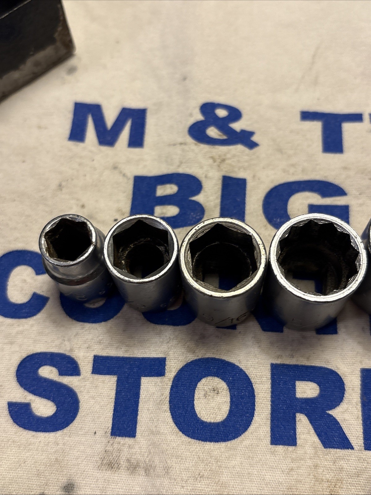Klein Tools USA 3/8″ Drive 11pc Socket Set w/ Ratchet, Swivel, Metal Box
