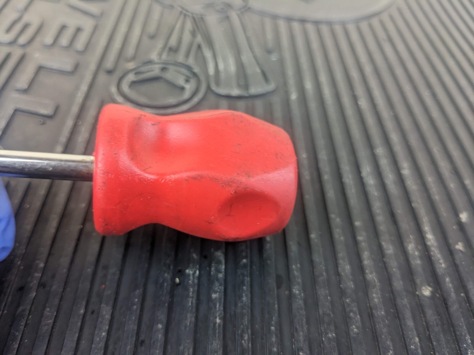 #az235 Snap on Tools SHD1 Stubby Hard Handle Flat Screwdriver RED