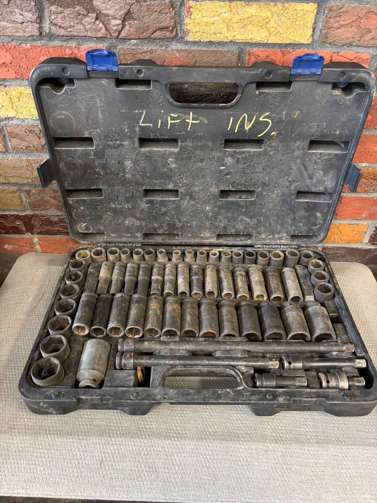 QUINN 61 Piece 1/2″ Drive SAE & Metric Master Impact Socket Set w. Case