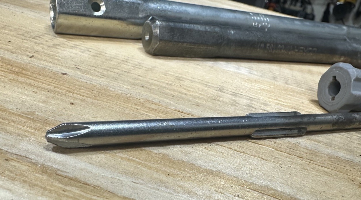 MERCEDES W140 W220 W210 LUG BOLT WRENCH, SCREWDRIVER S500 S420 S430 E320 S320