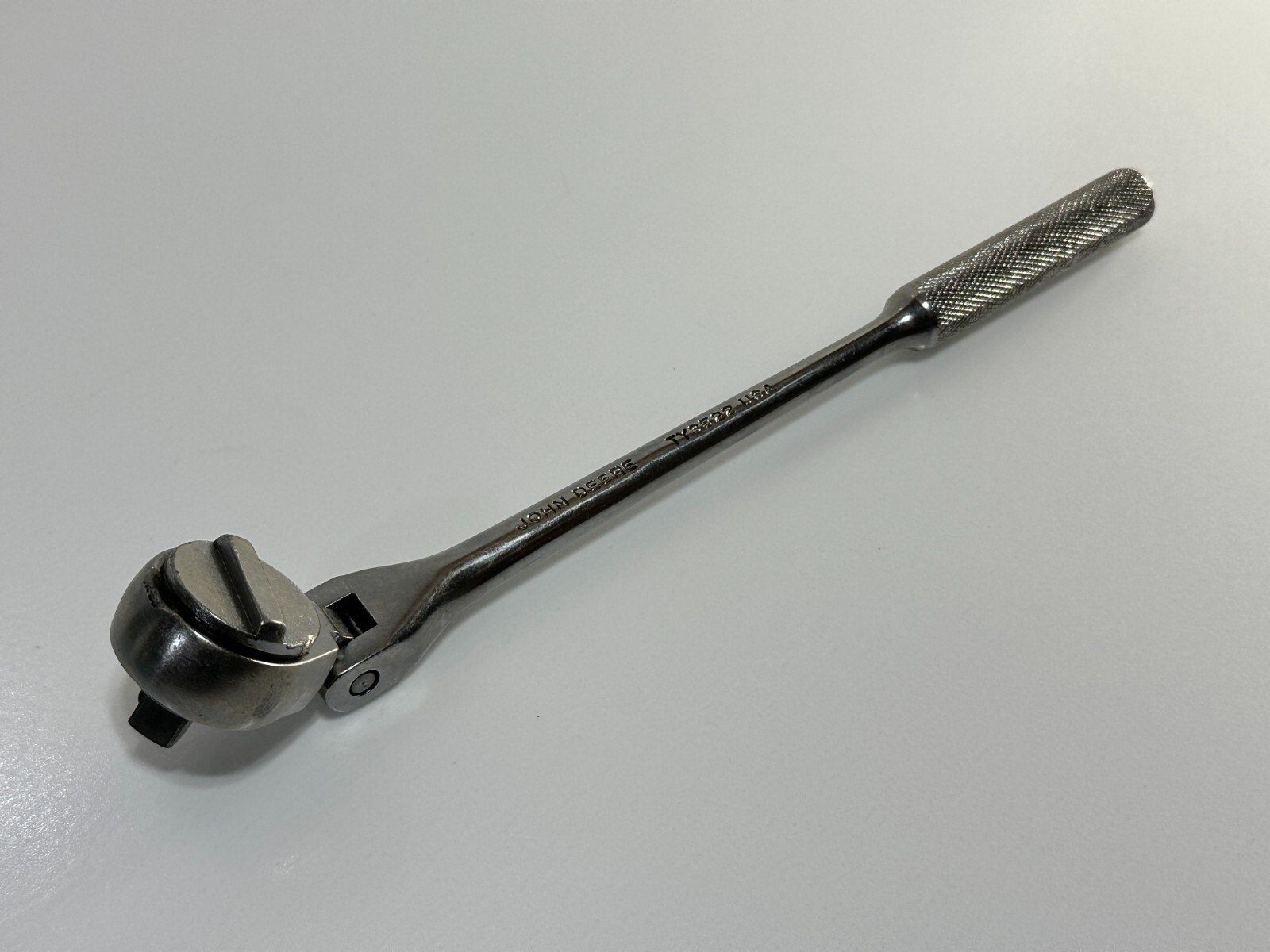 JOHN DEERE Tools USA TY3522 3/8″ Drive Flex Head Ratchet – Chrome Knurled Handle