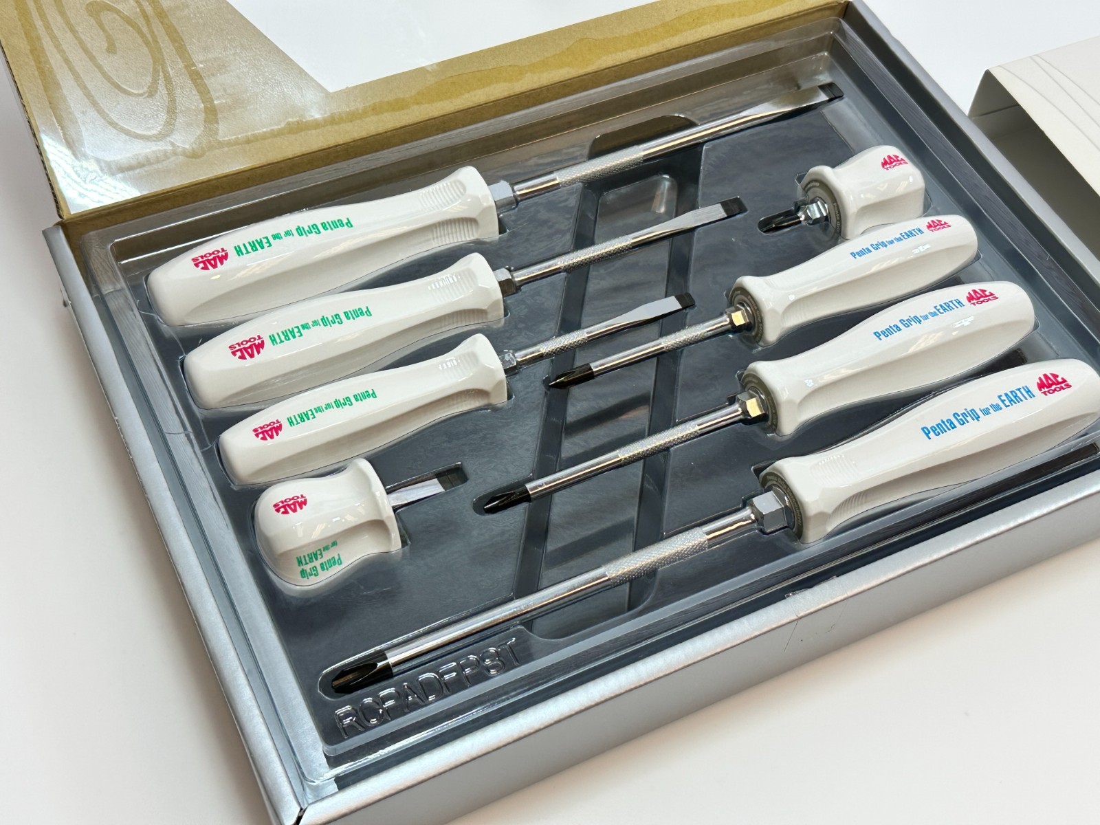 NEW MAC Tools RARE Japan Limited Edition White PENTA-GRIP Handle Screwdriver Set
