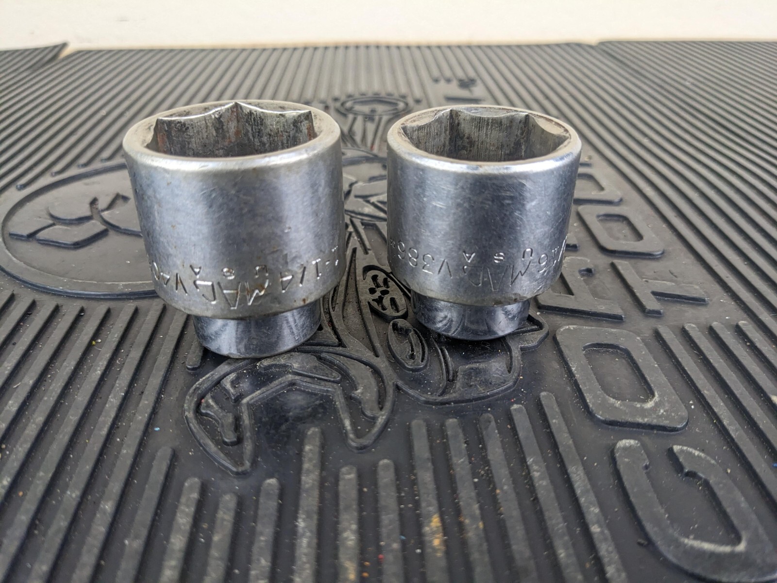 #ay557 Mac Tools V406 V386 1/2″ Drive 1-1/4″ and 1-3/16″ Chrome 6 Point Sockets