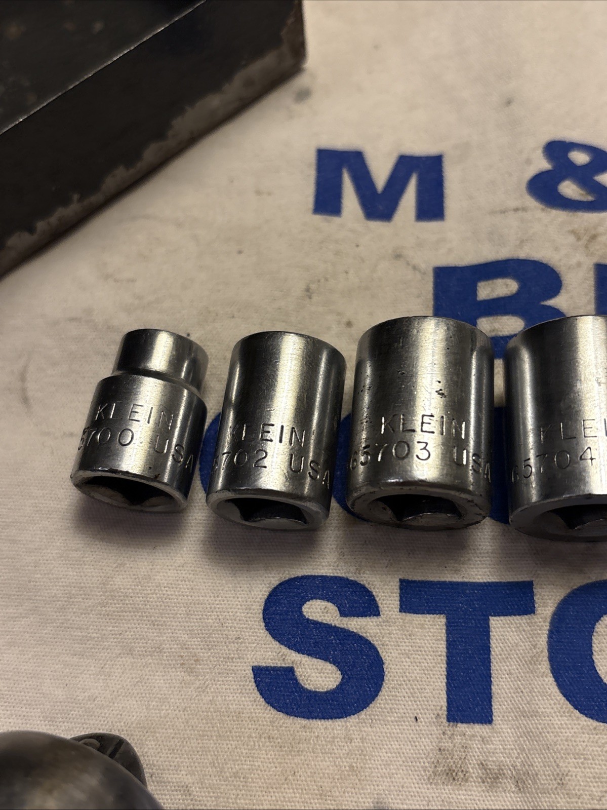 Klein Tools USA 3/8″ Drive 11pc Socket Set w/ Ratchet, Swivel, Metal Box