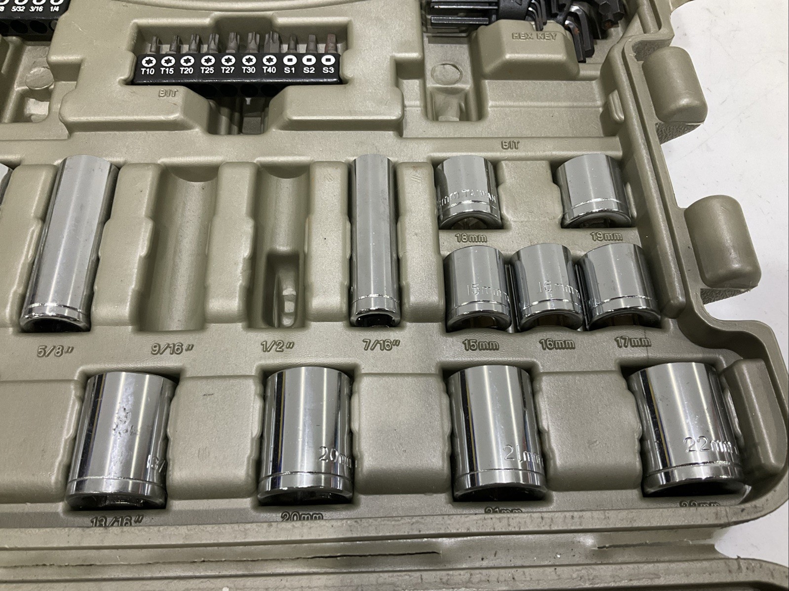 DR SOCKET JZ0028TA SET 1/4 IN, 3/8 IN, AND 1/2 IN 116 PIECE – INCOMPLETE SET