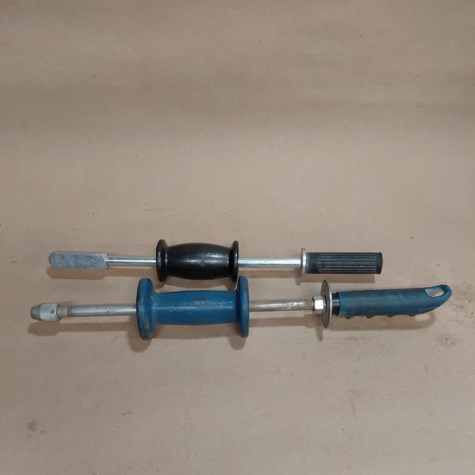 Set of 2 unbranded slide hammers. Both in good working condition.