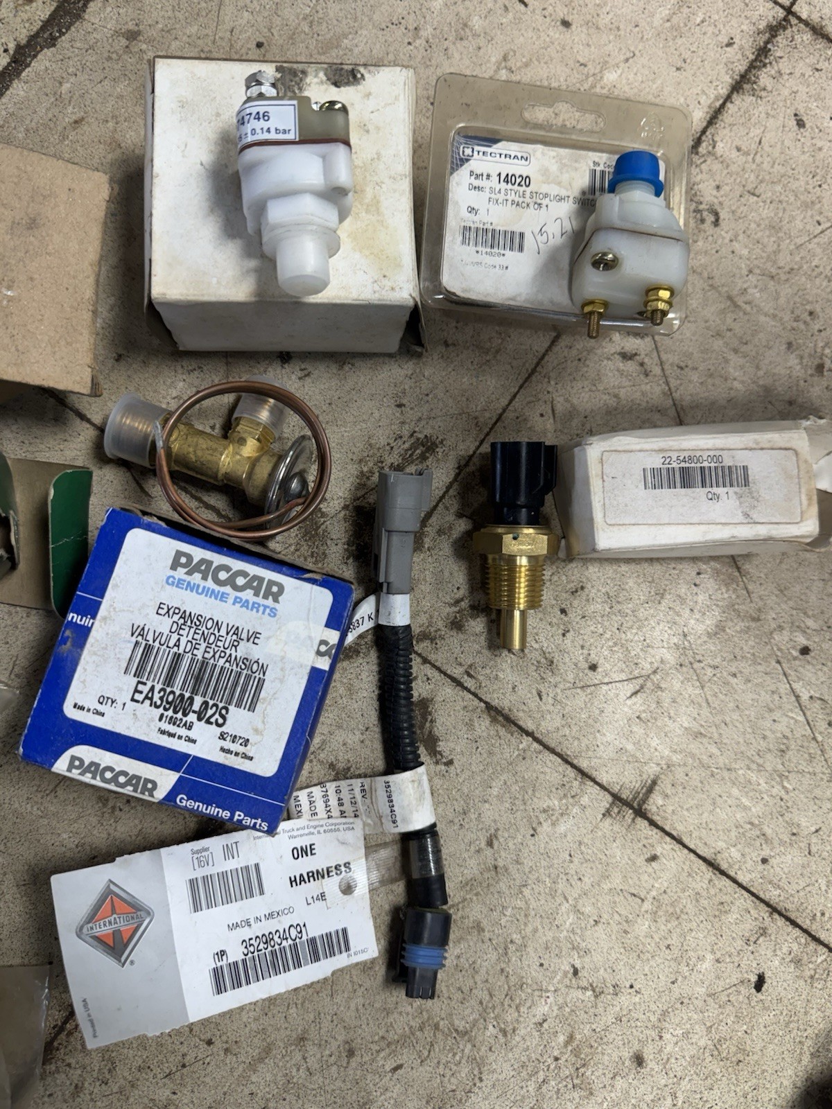 Freightliner/INTERNATIONAL Semi TRUCK PARTS MIXED LOT