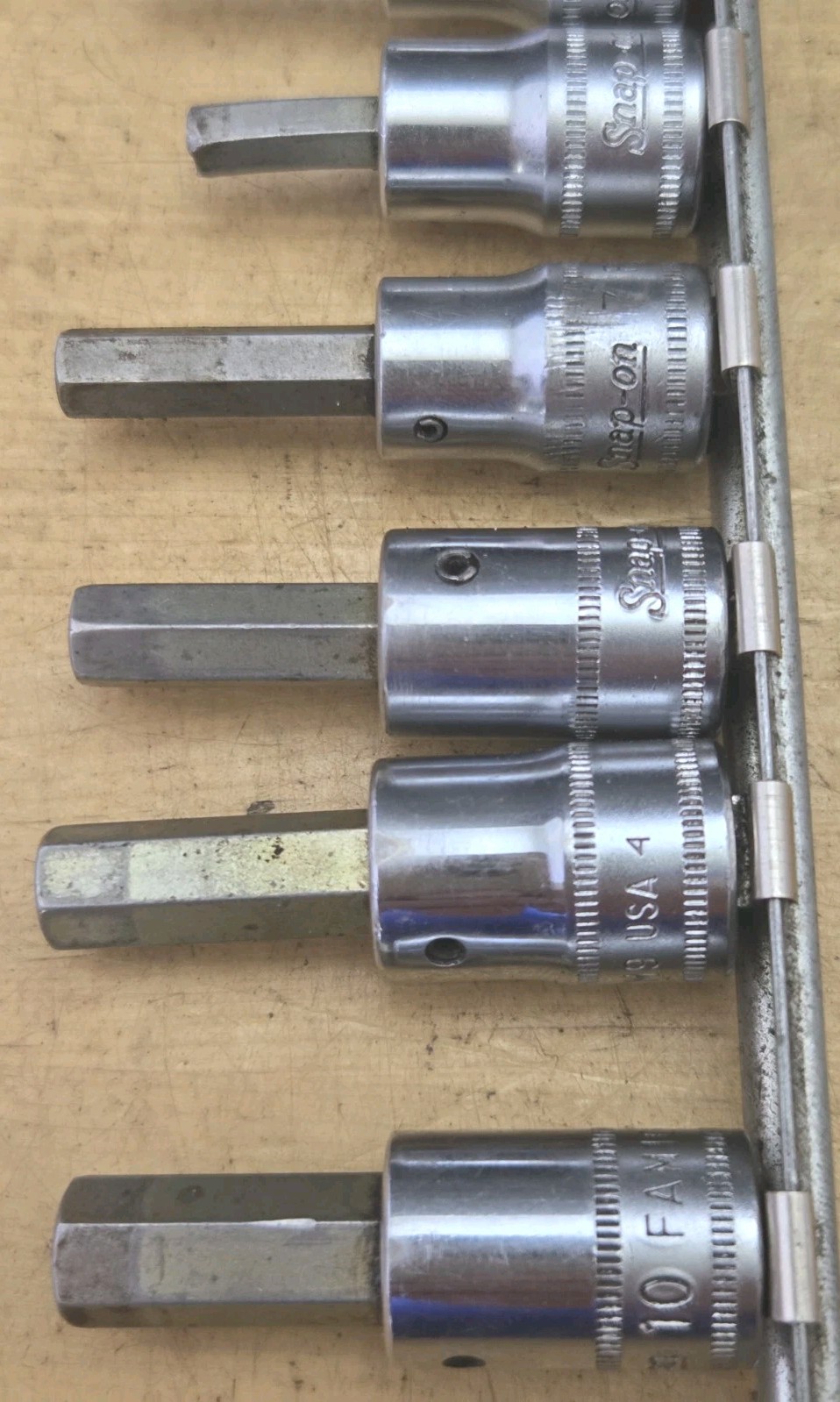 Snap On 210EFTAMY-1/4″ & 3/8″ Dr 10Pc Metric Standard Hex Bit Socket Driver Set