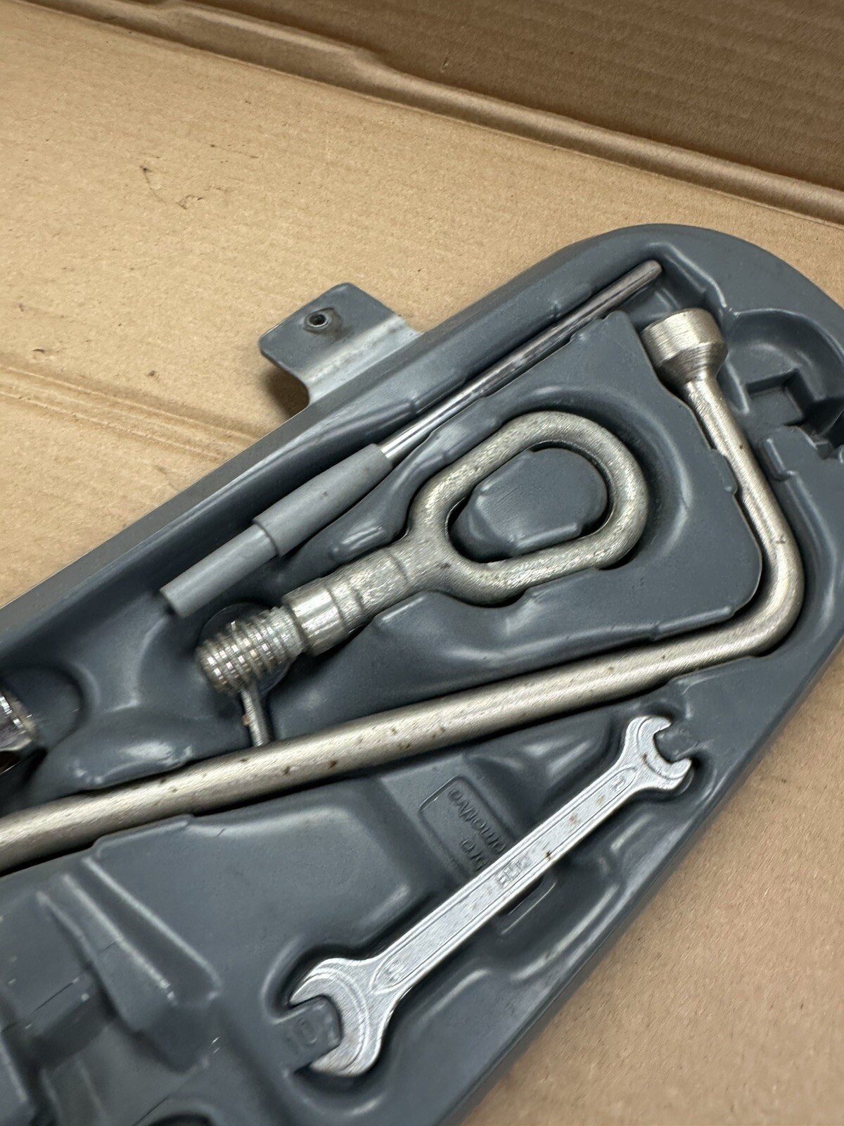 BMW E46 TRUNK TOOL KIT HOLDER 330 325 323 328 Sedan Coupe OEM