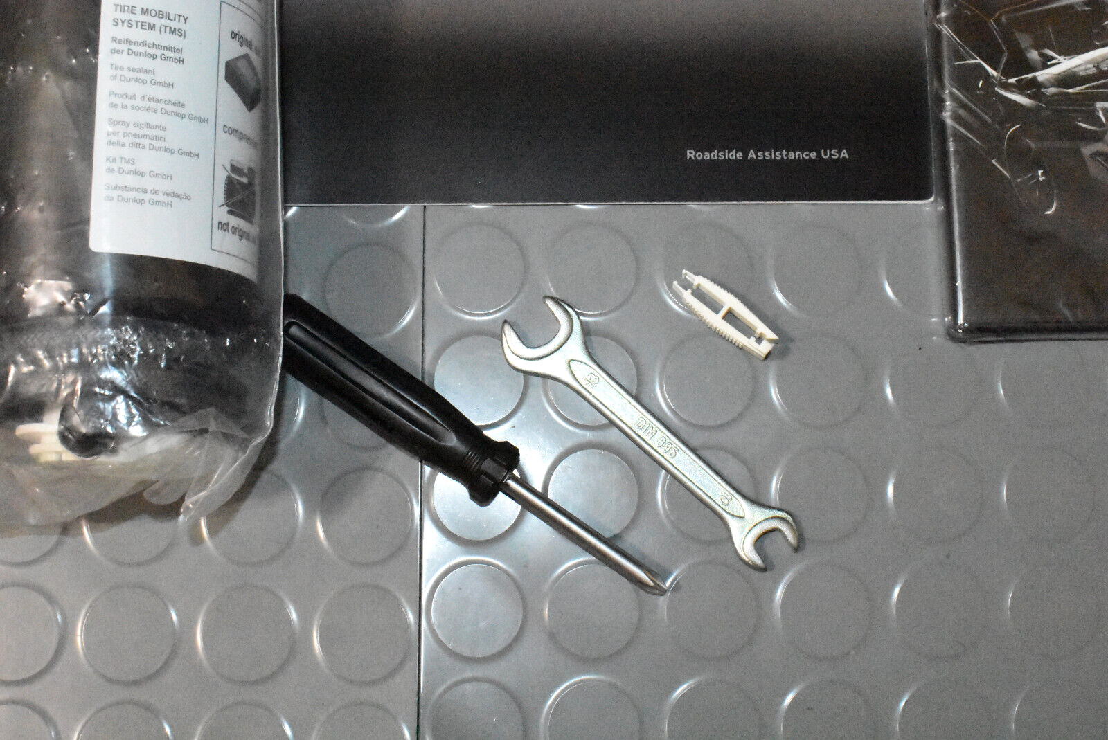 2014 Lamborghini AVENTADOR Owners Manual KIT TIRE TOOL AIR COMPRESSOR PUMP SET
