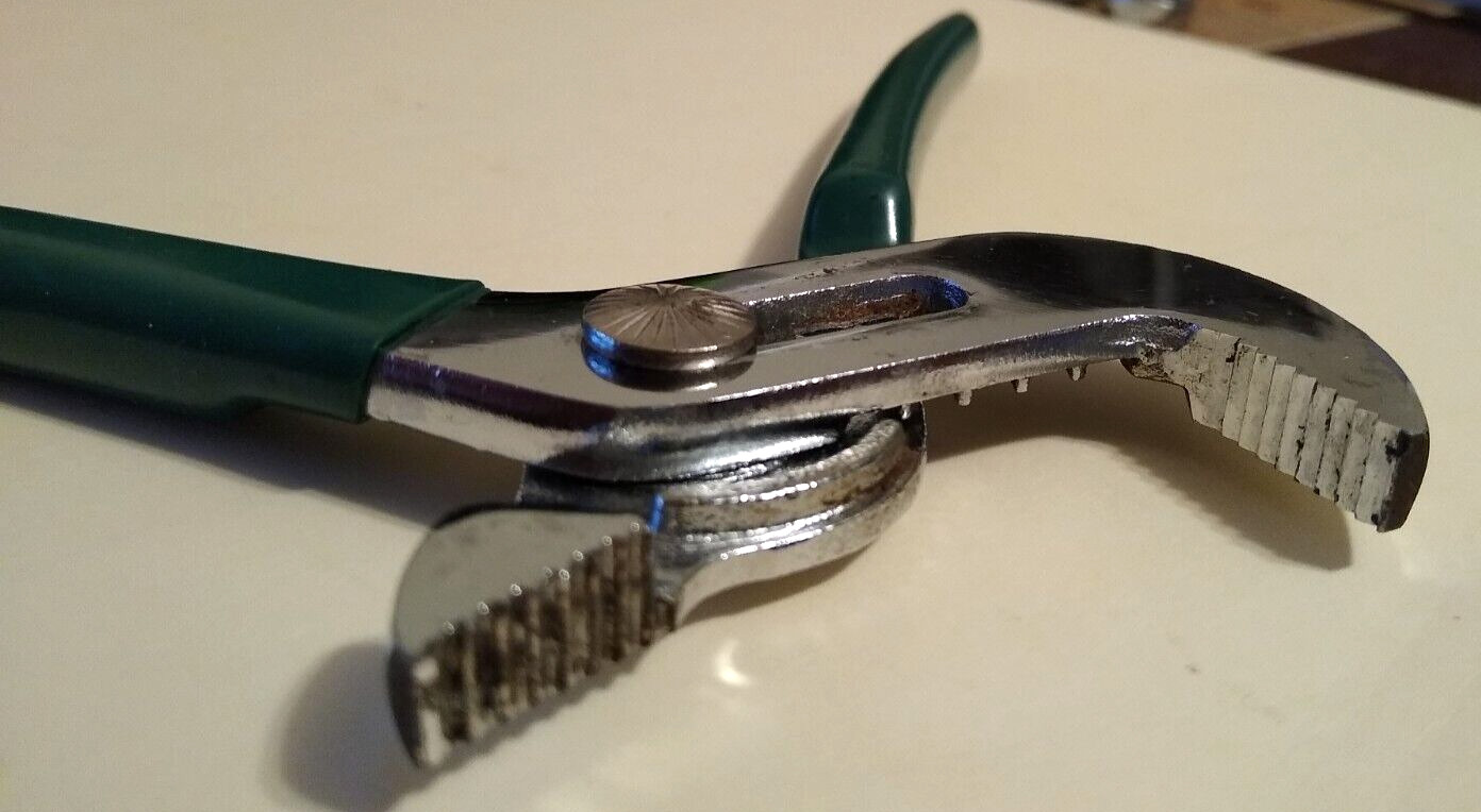 S-K – 7507 – 6-1/2″ Long – Adjustable Slip Joint Pliers – Green Grip – Pre-owned