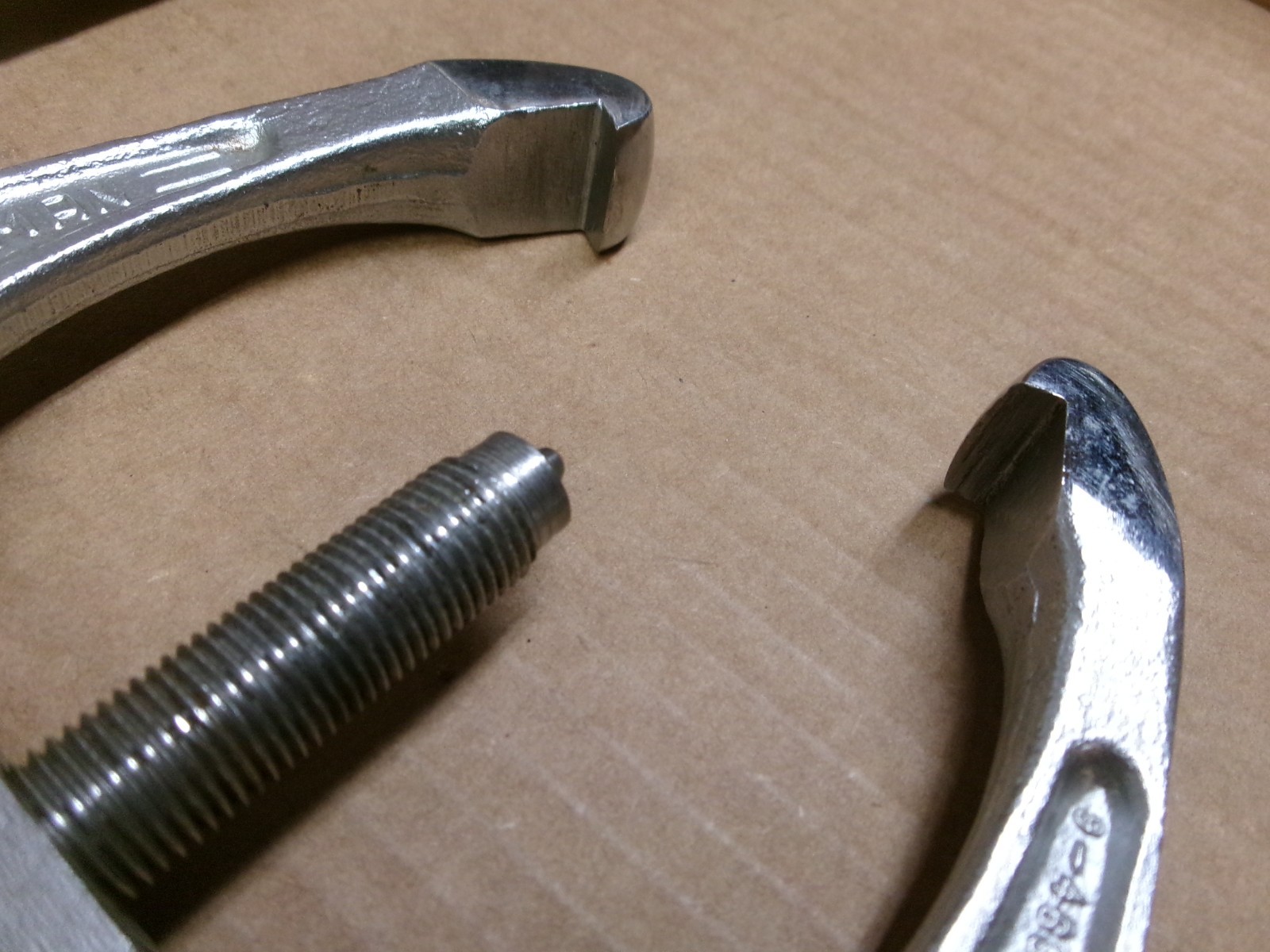 Craftsman USA 5-1/2″ Ton Two Arm Puller No 46901