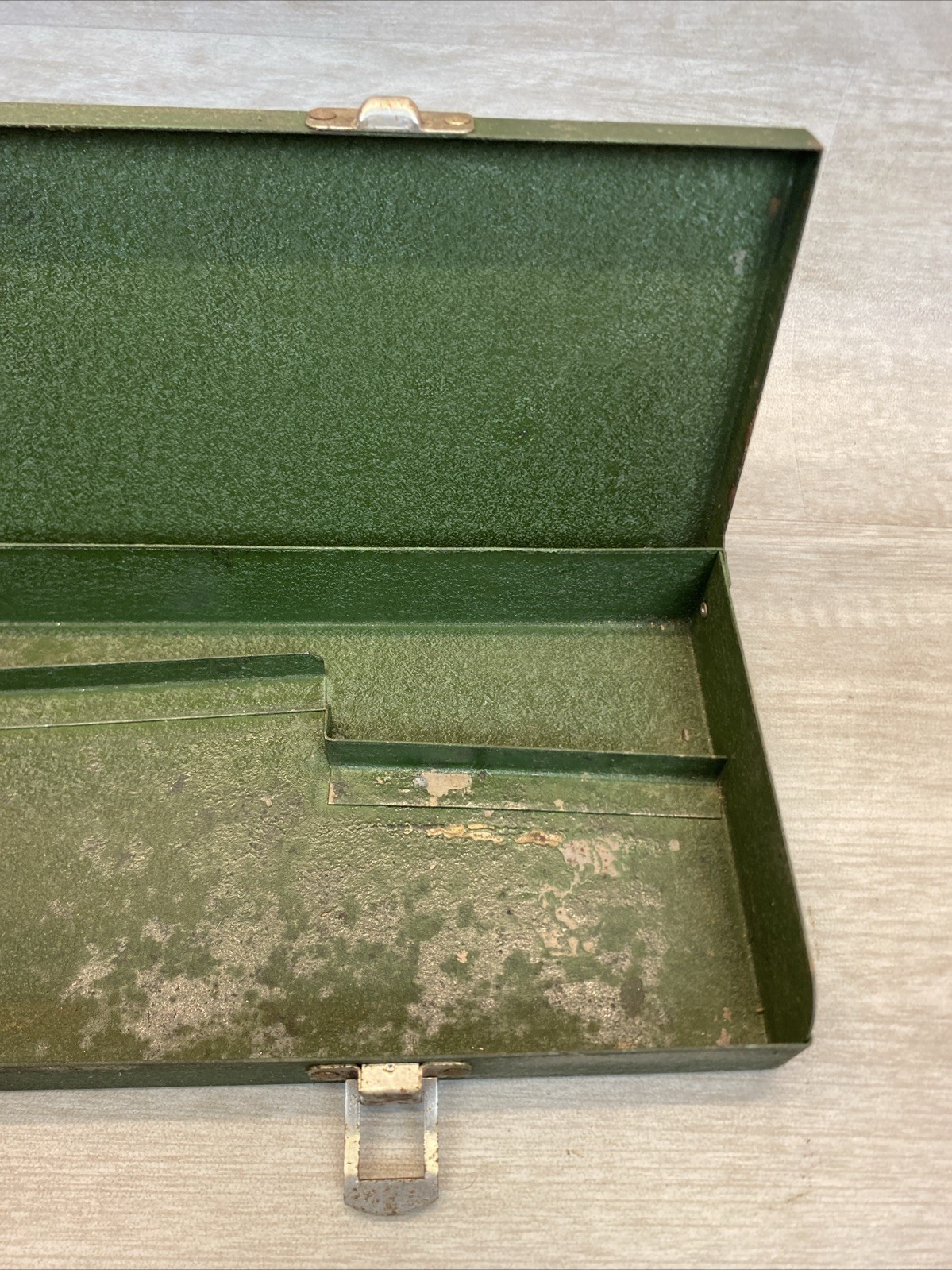 VTG S-K Tools metal toolbox with internal Dividers – Box only 17.5 Inch Large