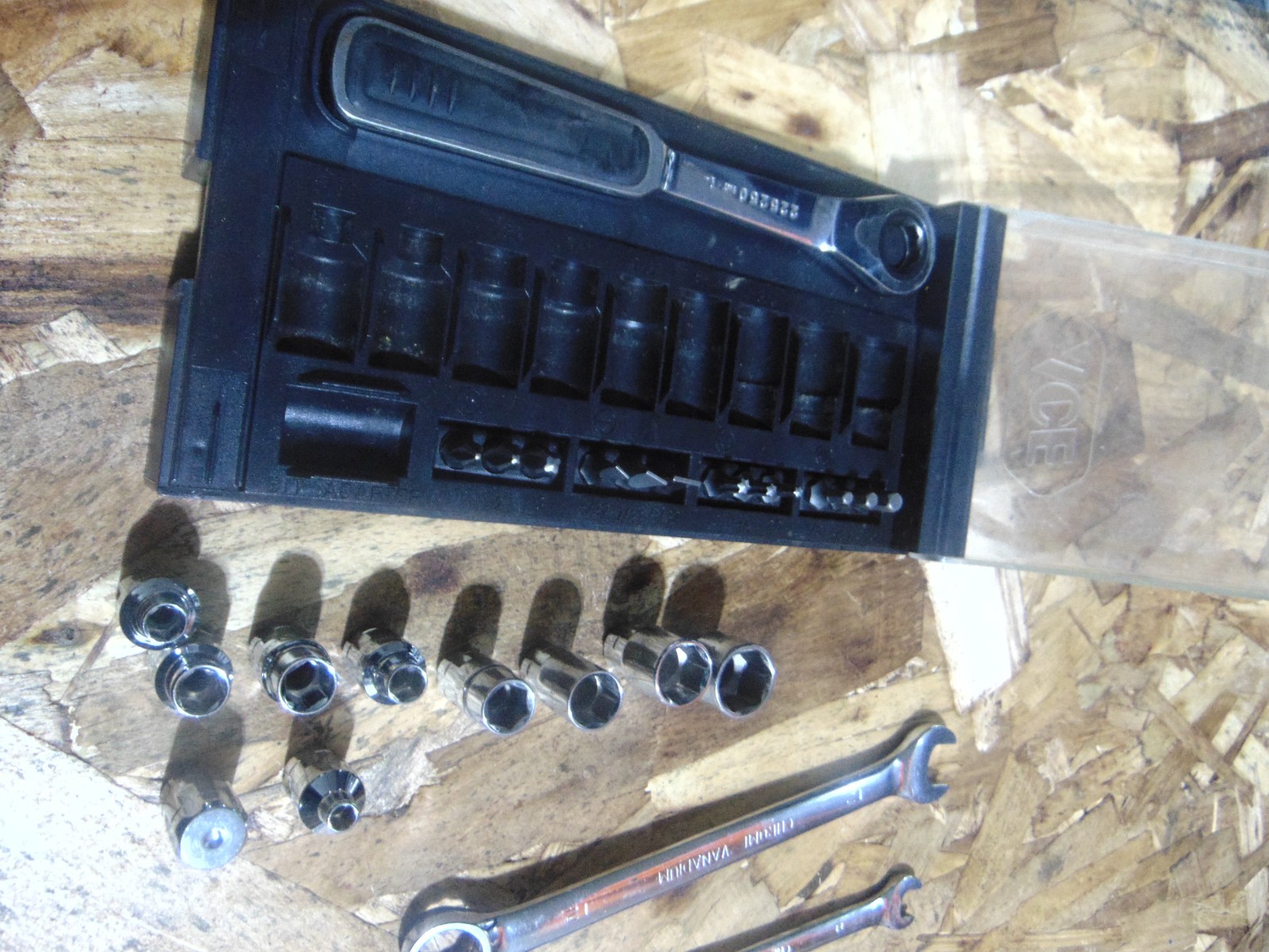 23 Piece Ace Hardware Gearratchet Standard SAE Splined Socket Ratchet Set