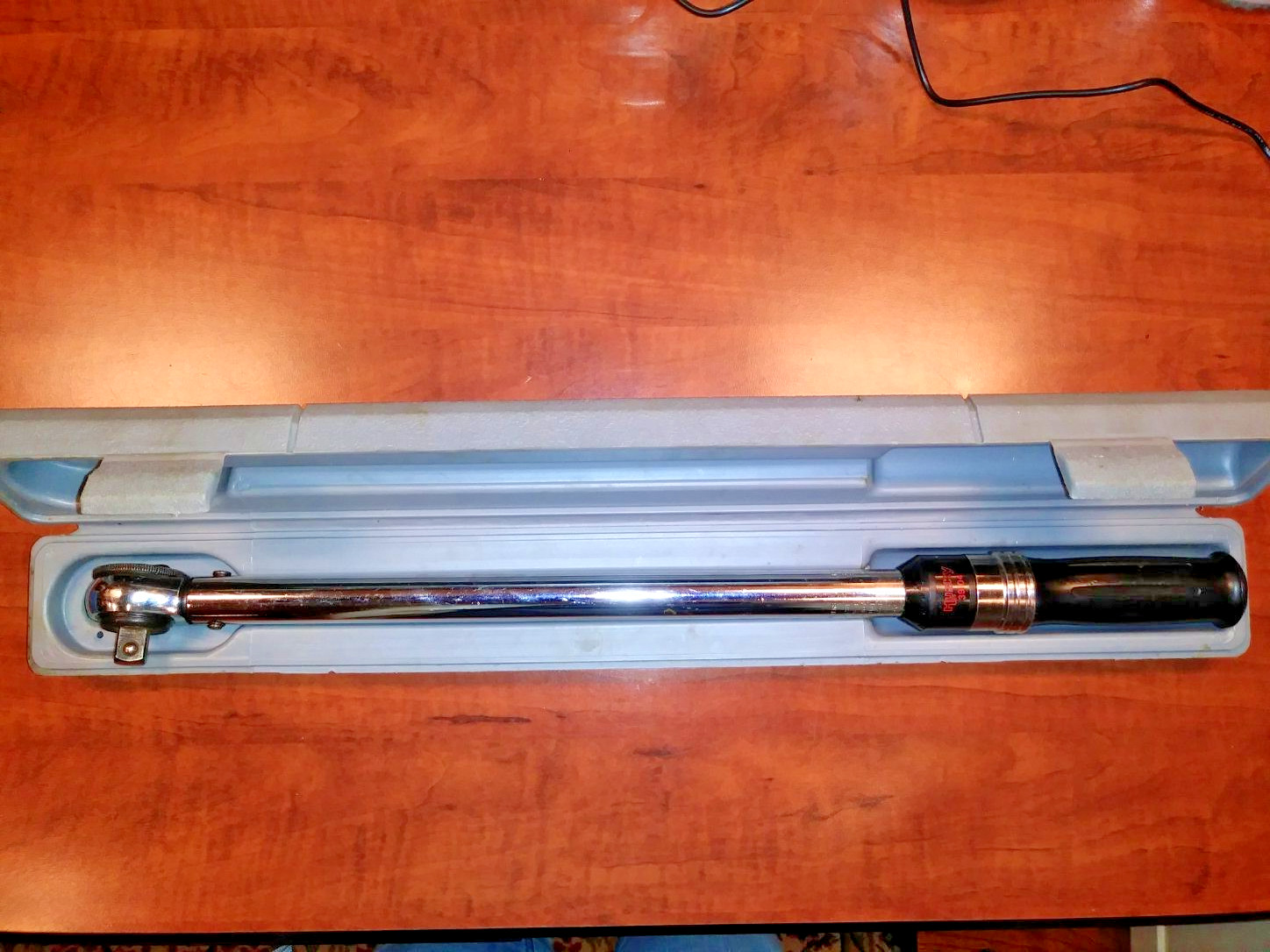 HUSKY PRO SERIES 1/2 DRIVE RATCHETING CLICK TYPE 20-250FT LBS. TORQUE REVERSIBLE