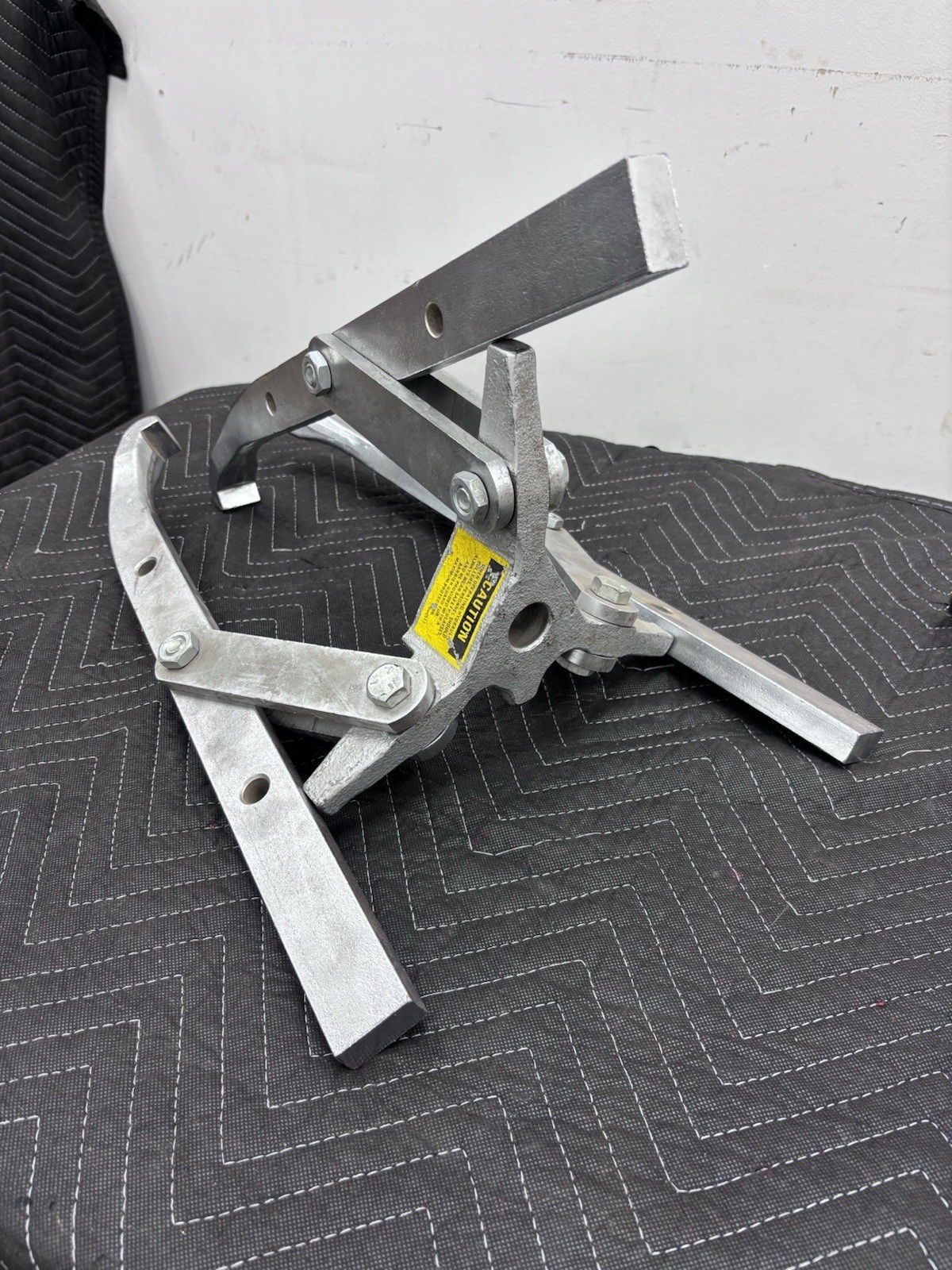 OTC 1046 17-1/2 Ton Grip-o-Matic 3 Jaw Puller