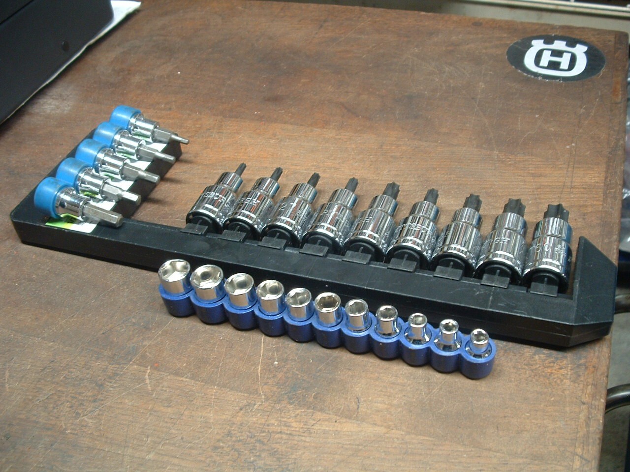LOT OF 25 ASSORTED SOCKETS, 9 PIECE METRIC 1/2″ DRIVE TORX STAR, 3/8″ + 1/4″ SET