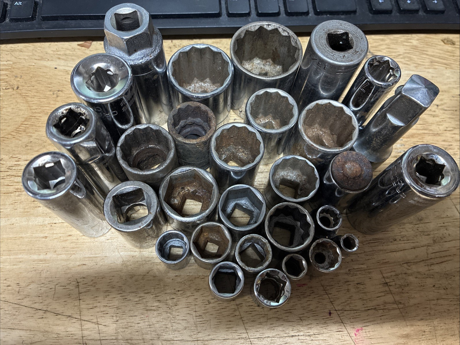 CRAFTSMAN LOT OF 30 SOCKETS VARIOUS SIZES
