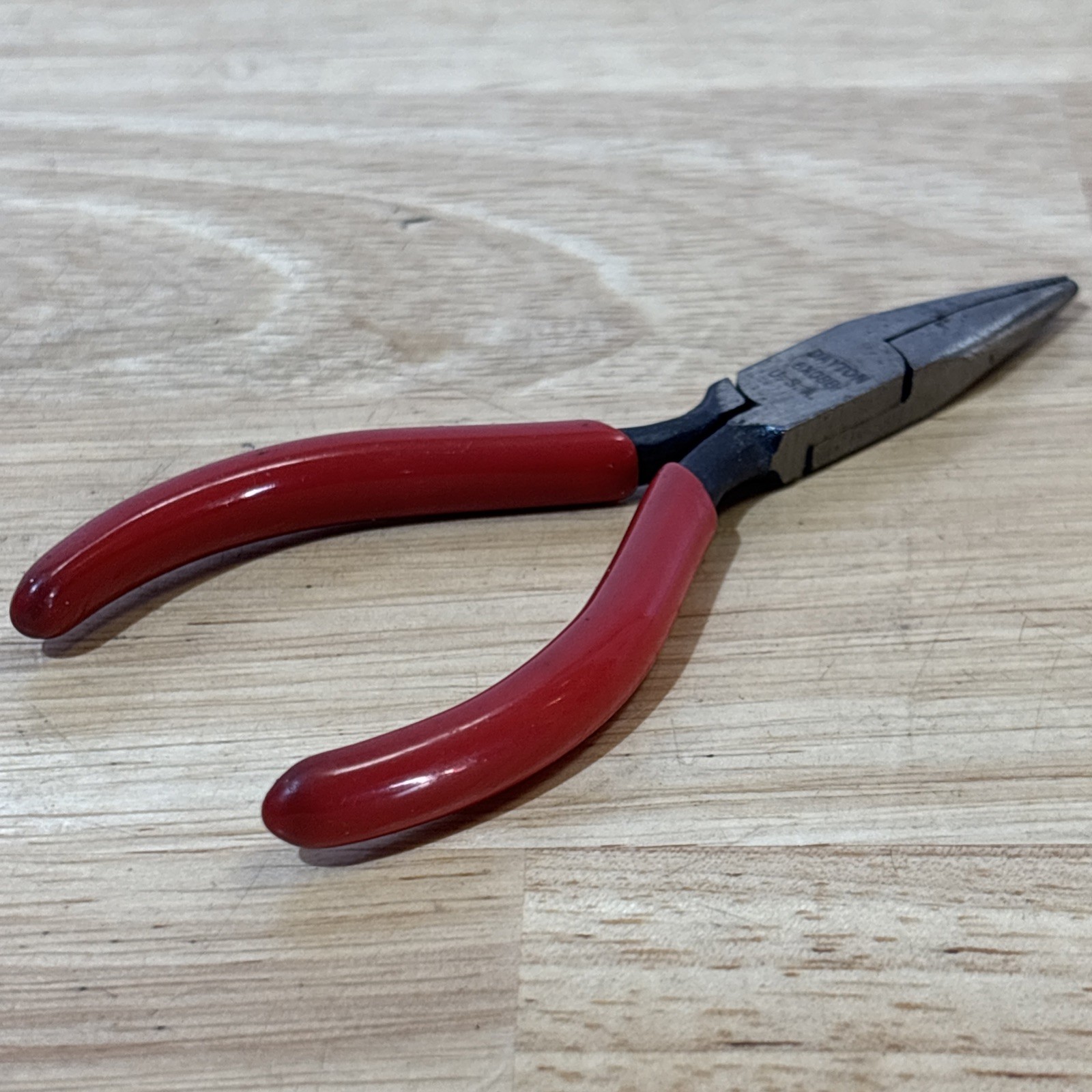 Dayton Mini 4.25″ Needle Nose Pliers Red Handle 6×088 Vtg USA