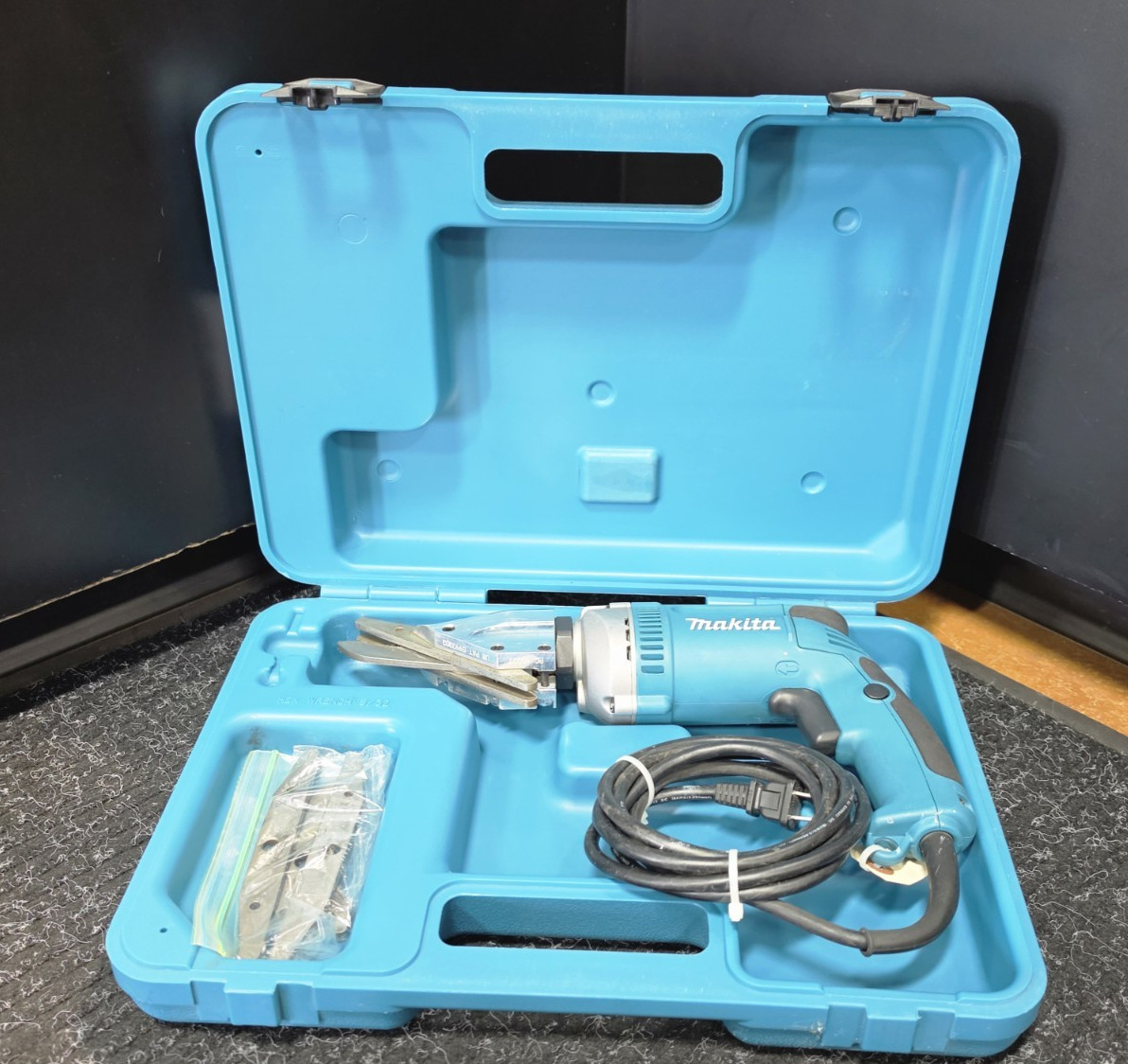 Makita JS8000 1/2-Inch 6.5 Amp Corded Variable Speed Fiber Cement Shear, HS Case
