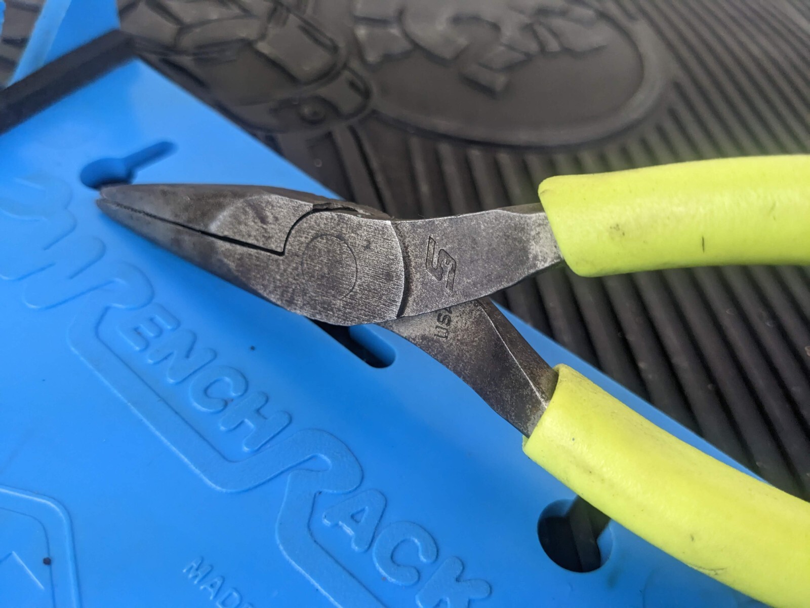 #az165 Snap-on Tools USA HI-VIZ 6″ Soft Grip Needle Nose Pliers 95ACFHV