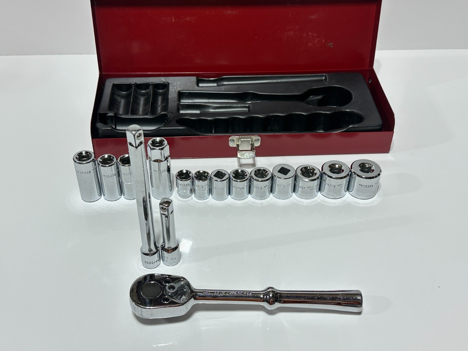 John Deere CANADA (Gray) Rare 16pc 3/8” Drive SAE Socket Ratchet Service Set NOS