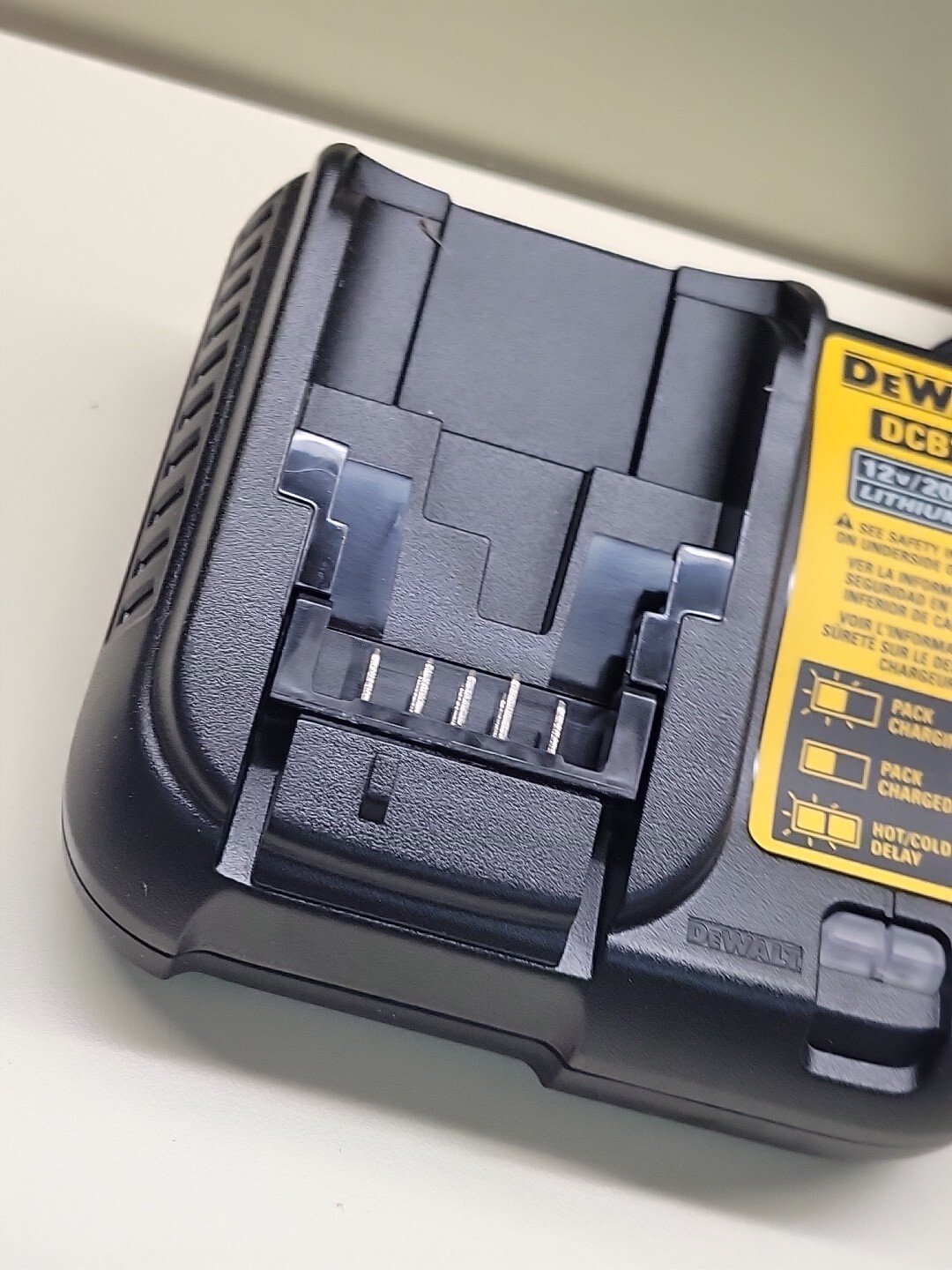 DEWALT DCB107 Lithium-Ion 12v 20v Battery Charger NEW