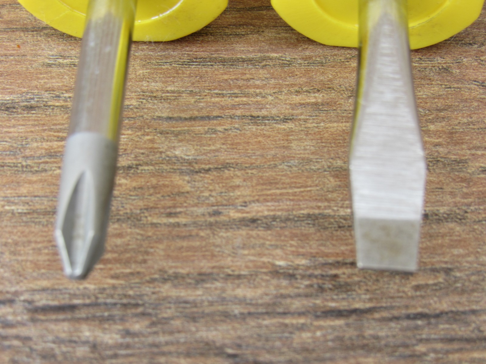 SNAP ON SDD1 FLAT TIP SDDP22 # 2 PHILLIPS STUBBY YELLOW HANDLE SCREWDRIVER SET 2