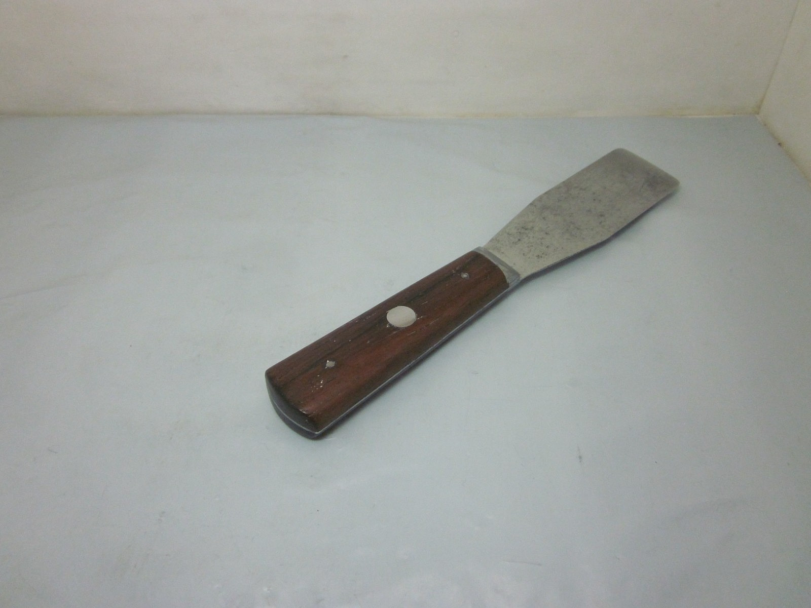 Red Devil 1&1/4″F Flexable Putty Knife Wood Handle 3 Pins USA 1940’s~1950’s Era