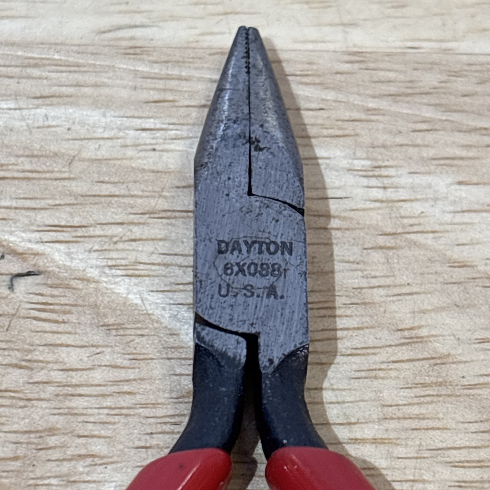 Dayton Mini 4.25″ Needle Nose Pliers Red Handle 6×088 Vtg USA