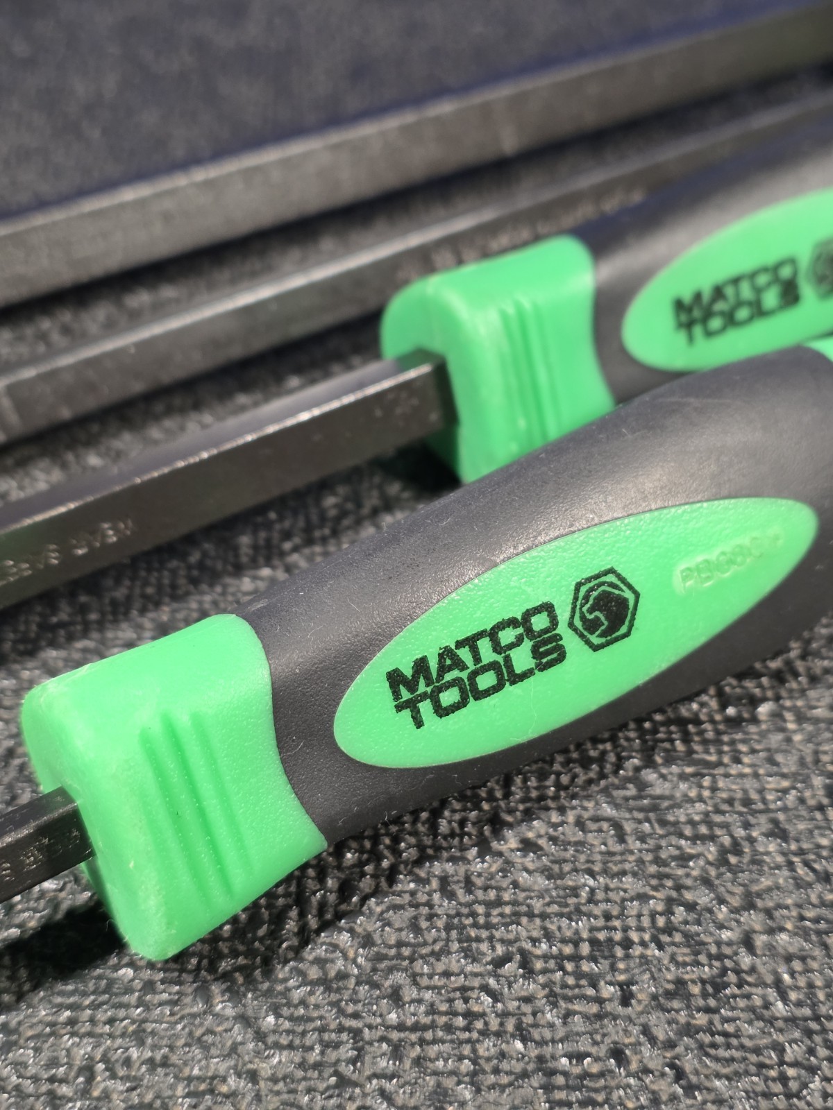 Matco Tools PBSG4C 4-Piece Green Curved Tip Prybar Set 8» 12» 17» 25″