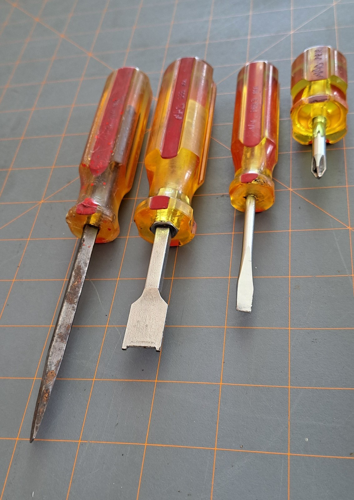 Vtg Mac Tools Lot of 4 Screwdrivers Gasket Scraper Awl Amber Red Handle