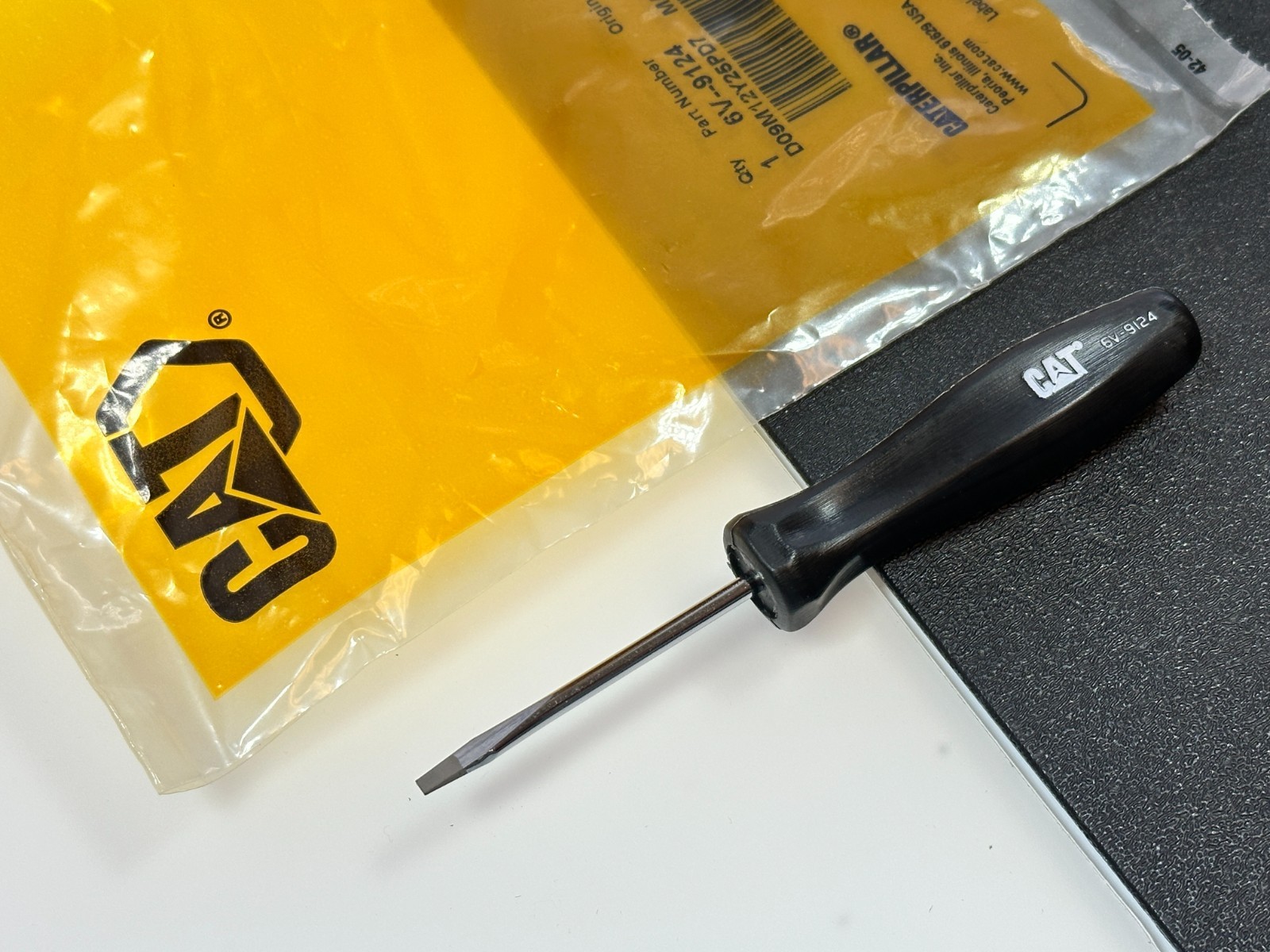 NEW Caterpillar CAT Tools USA 6V-9124 Slotted Black Handle Pocket Screwdriver