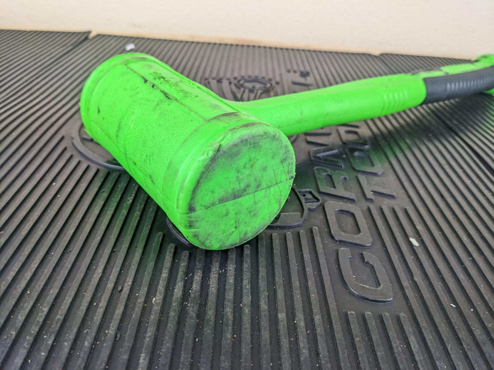 #ax431 Snap-On HBFE48 Dead Blow 48-Ounce Soft Grip Hammer Green