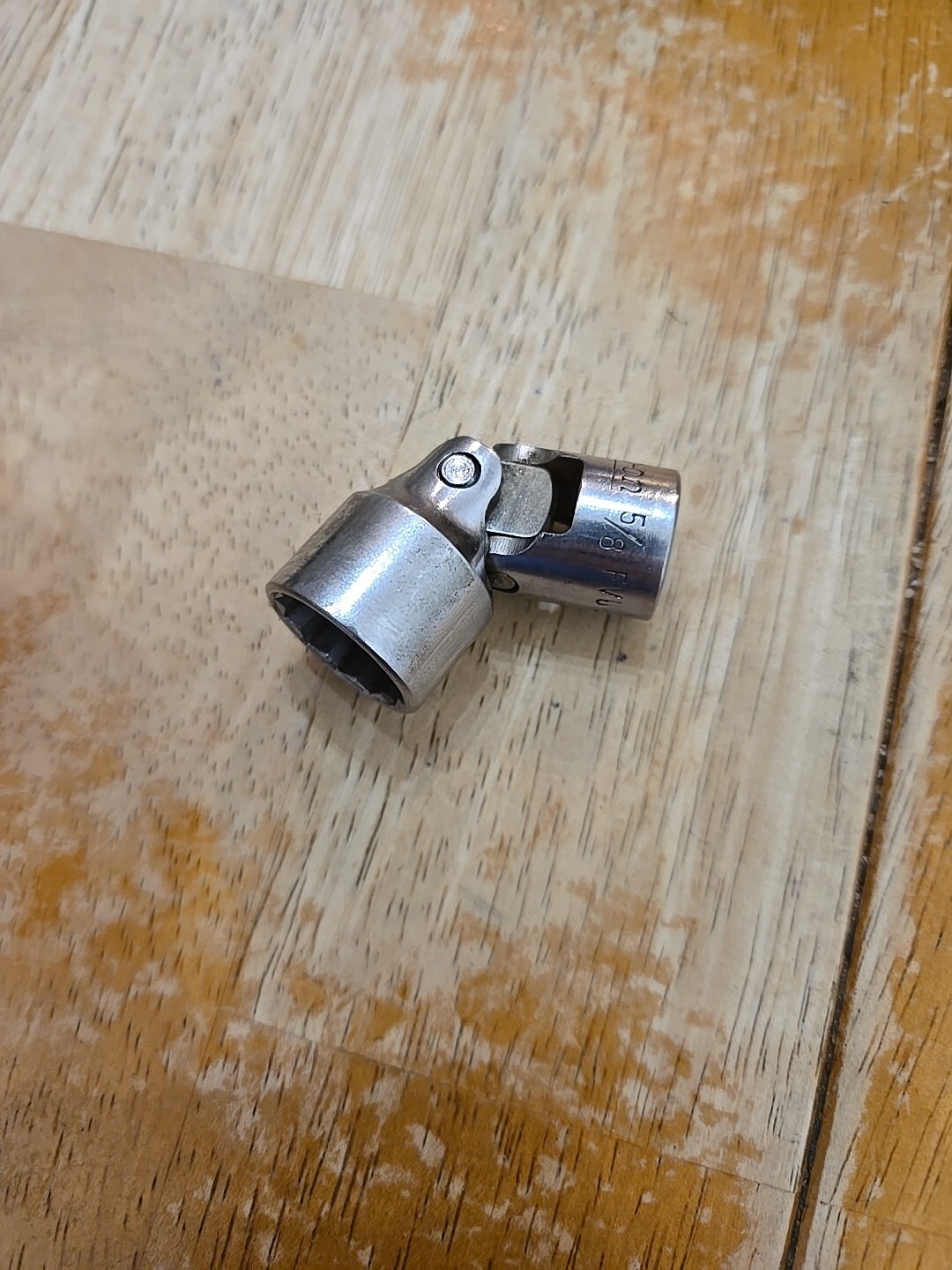 Snap On 3/8″ Drive 5/8″ 12PT Chrome Swivel Socket FVU20