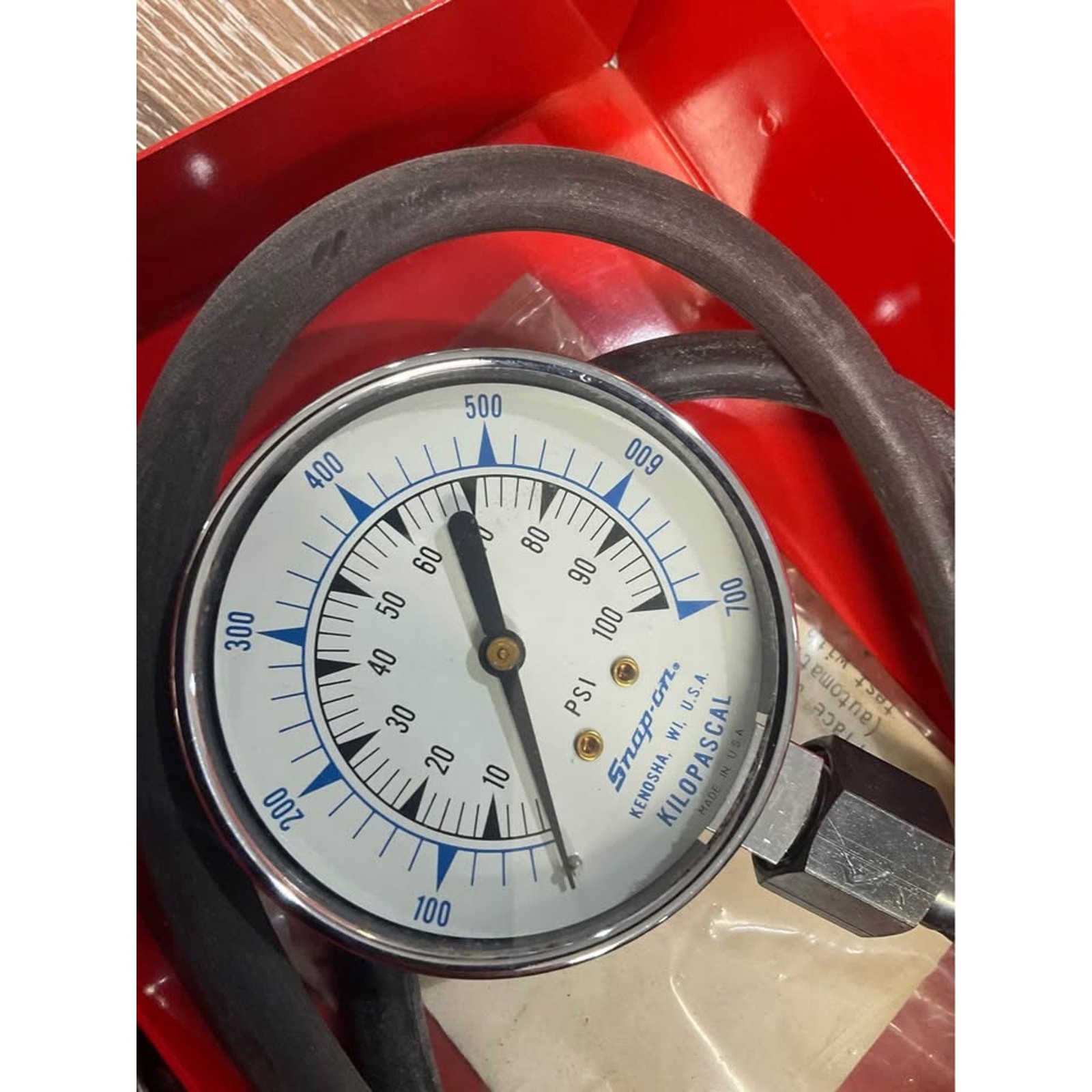 Snap-on kilopascal 100 psi tester kit with metal case and connectors ￼eps3572