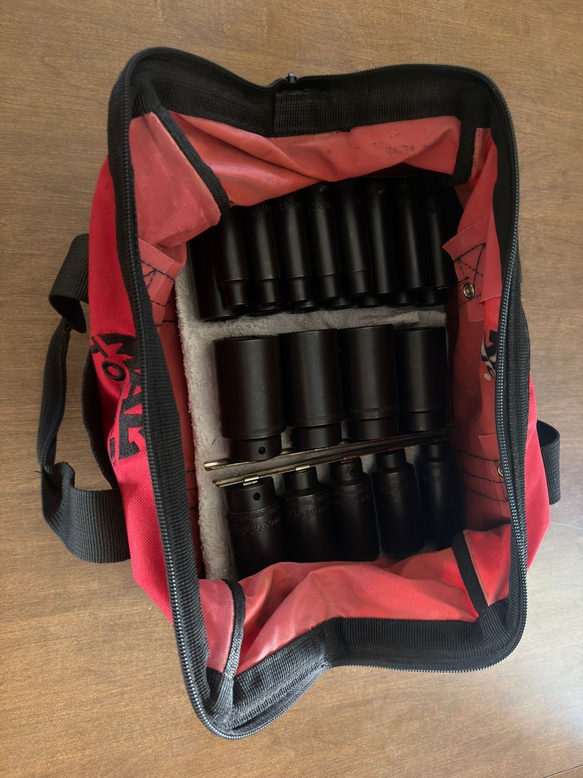 Mac Tools 24-PC. 1/2″ Dr. Metric Deep Impact Socket Set SVDPM246CBR & Tool Bag