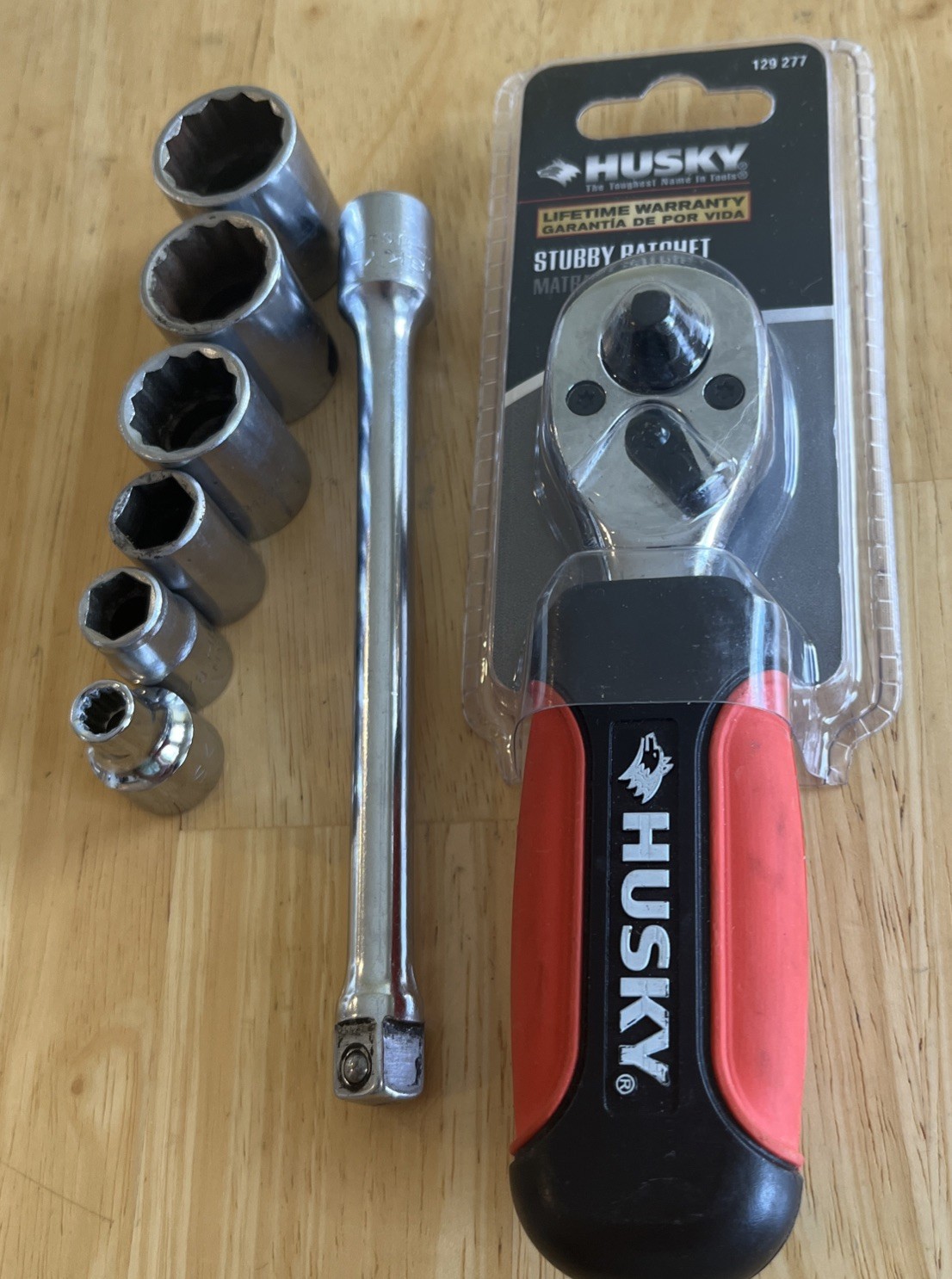 Husky Stubby Ratchet 129277 1/4 & 3/8 Double Sided + 6 Sockets & 6” Extension